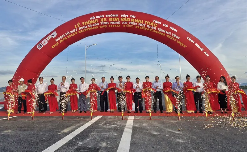 Thông xe cao tốc Bắc- Nam đoạn từ quốc lộ 46B đến quốc lộ 8A