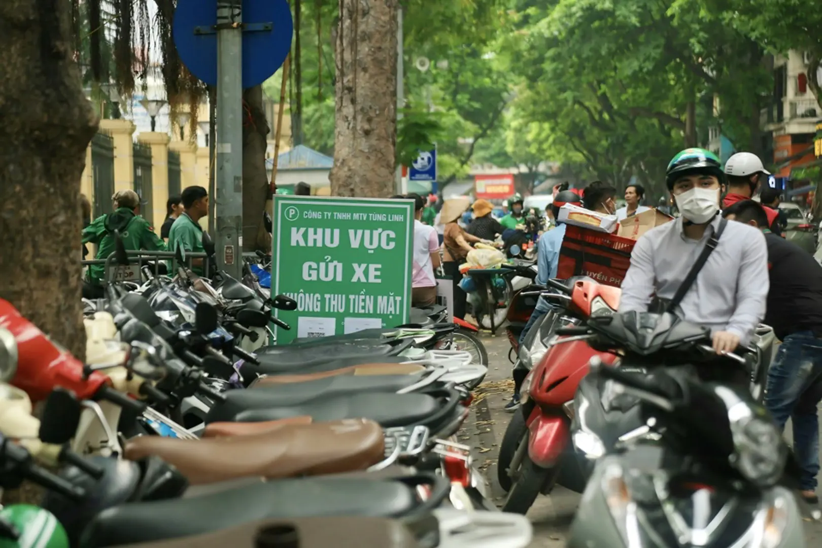 Hà Nội: sẽ thu phí đỗ xe không dùng tiền mặt trên toàn thành phố