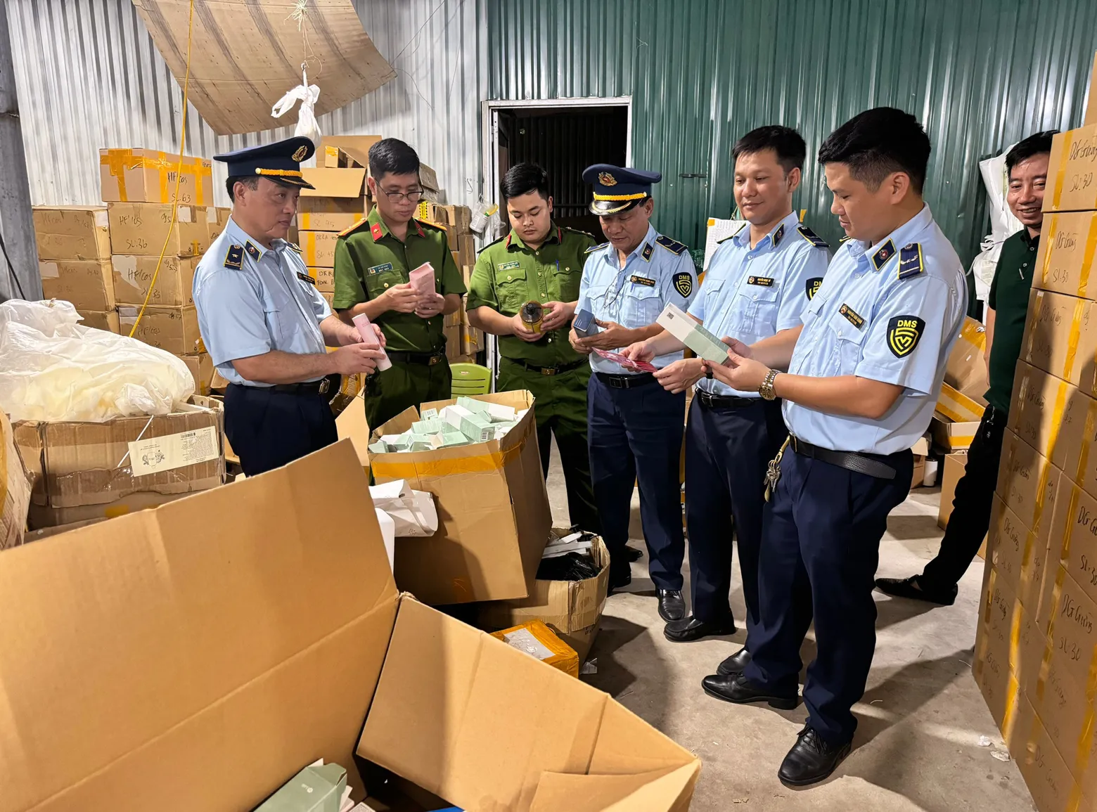 Bắt giữ 50.000 sản phẩm mỹ phẩm hết hạn “phù phép” thành hàng cao cấp
