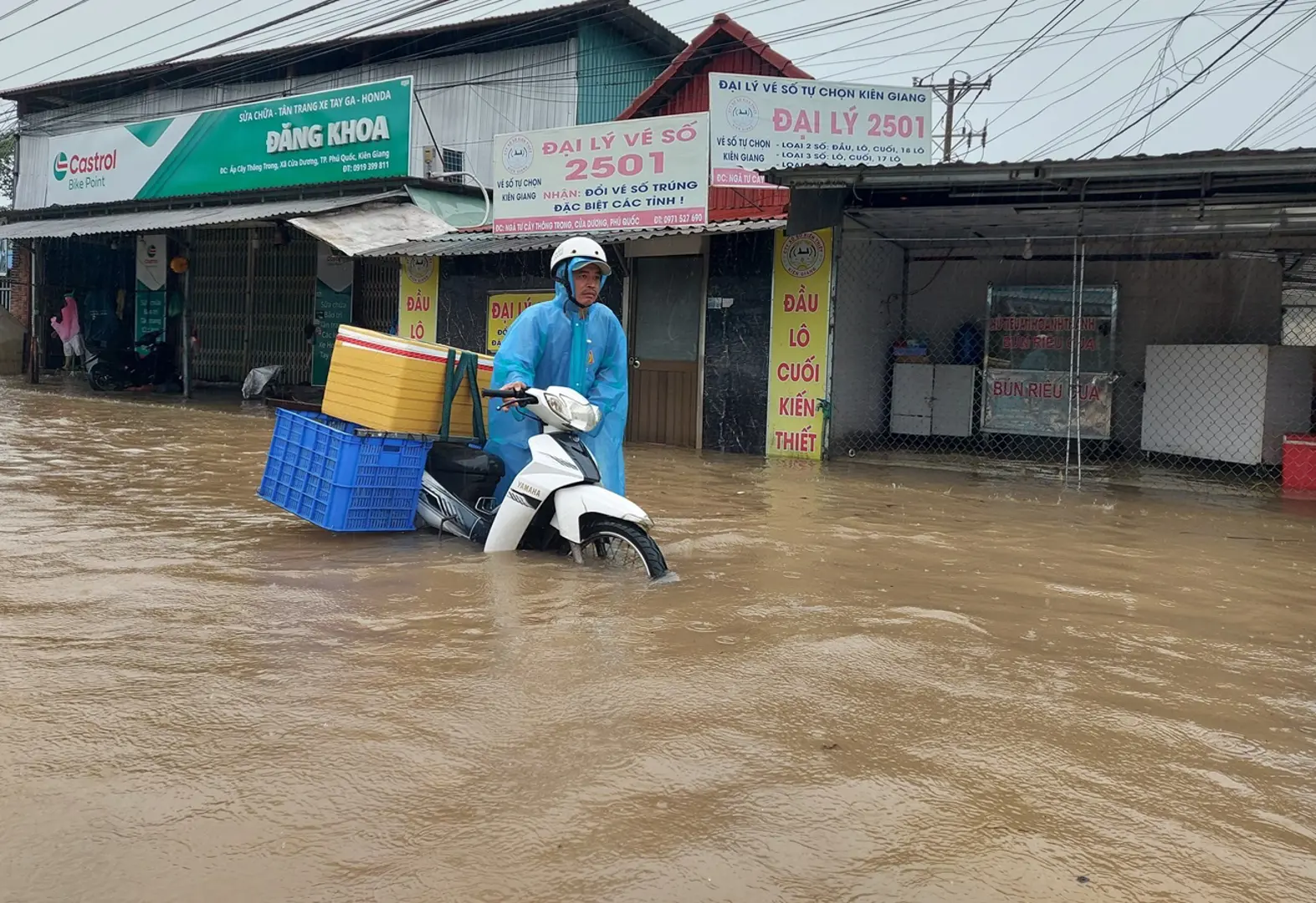 Mưa lớn kéo dài TP Phú Quốc và Rạch Giá nhiều nơi chìm trong biển nước