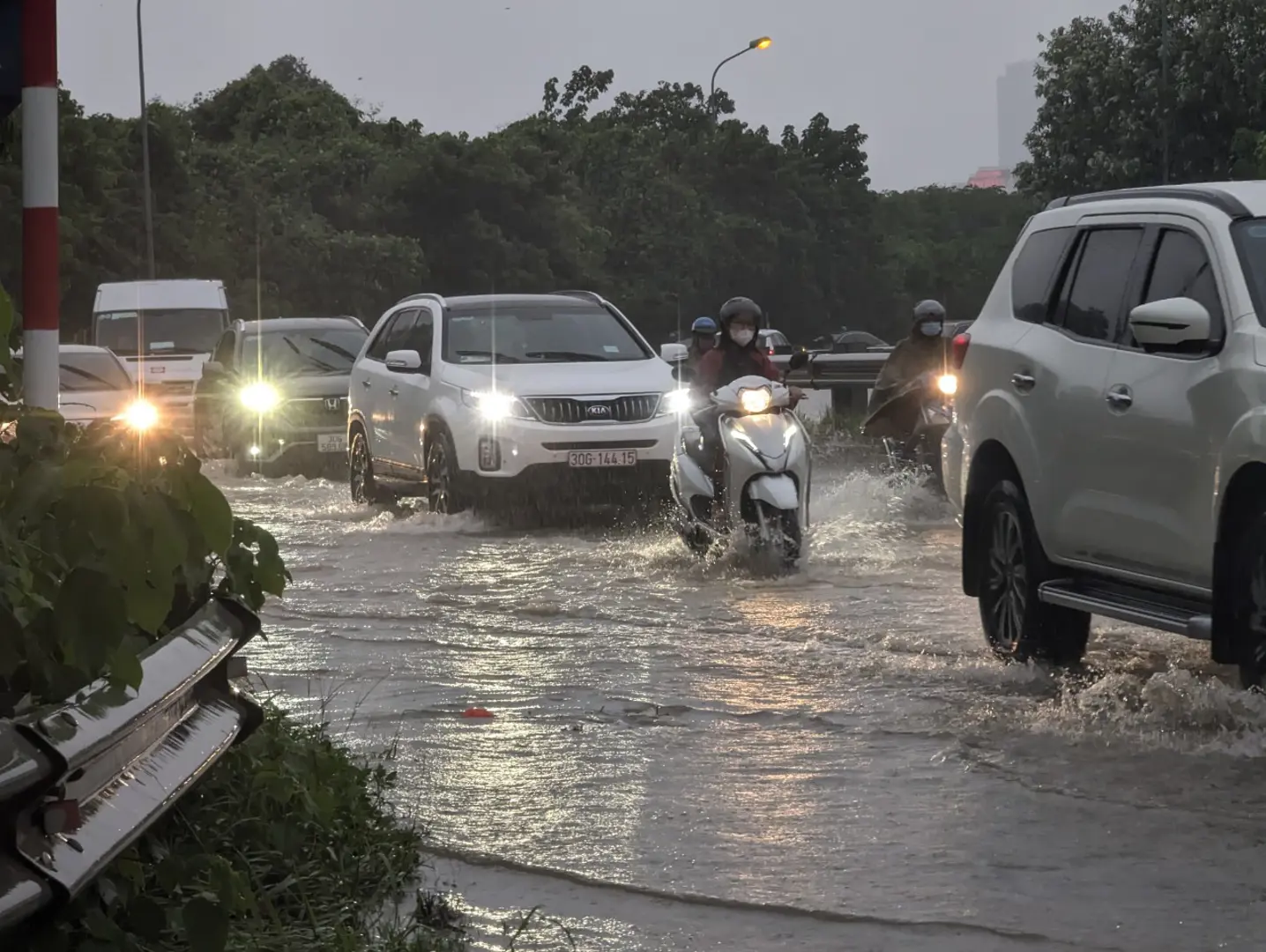 Đại lộ Thăng Long ngập sâu, người dân vật vã tìm đường về nhà