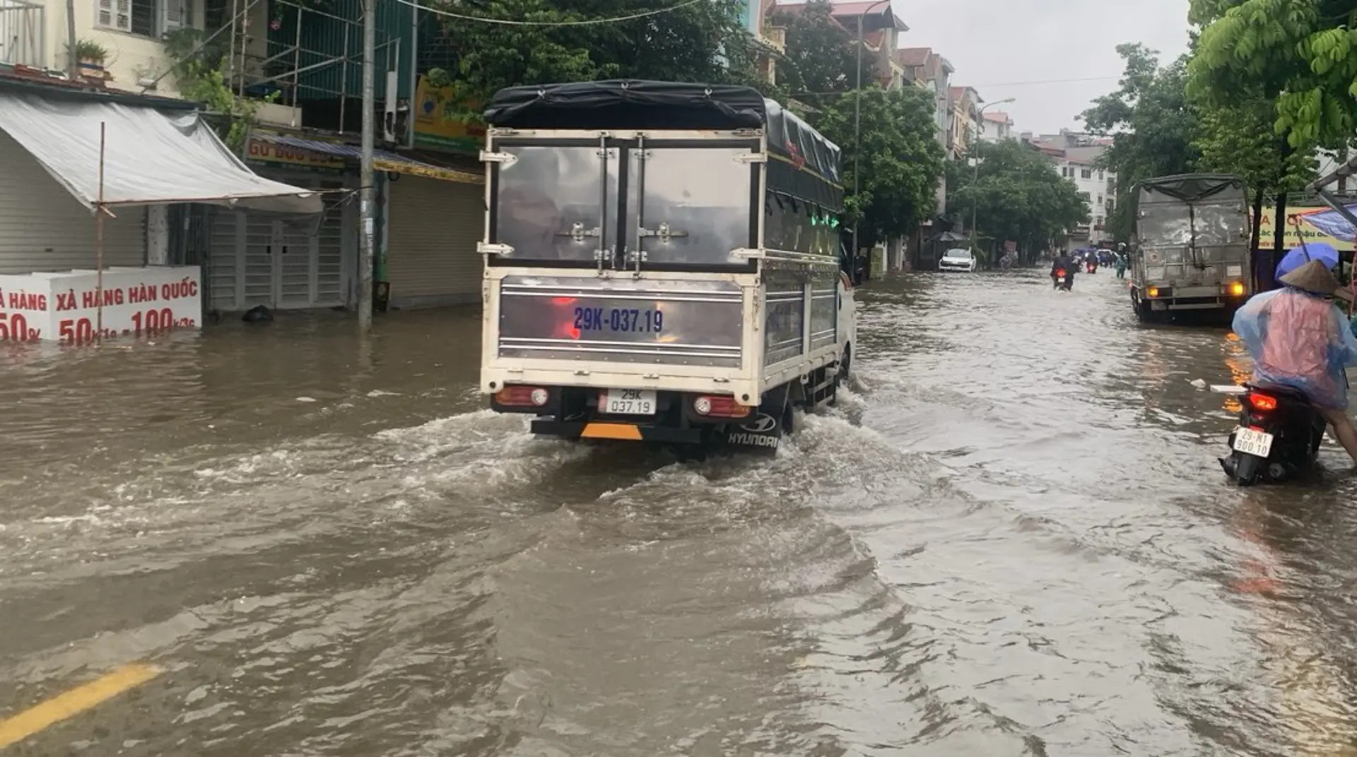 Hà Nội: nhiều tuyến đường rơi vào tình trạng ngập úng