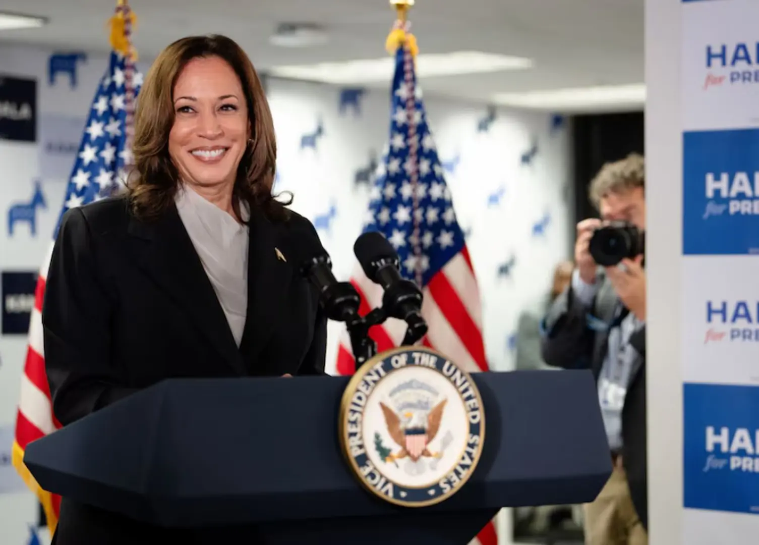 Bà Kamala Harris dẫn trước ông Donald Trump trong thăm dò mới