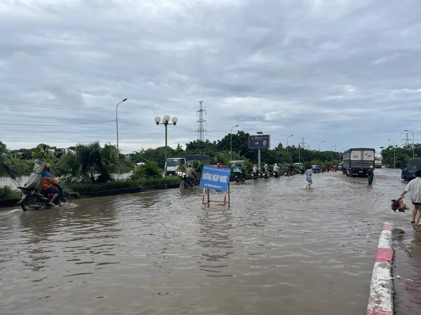 Hà Đông: ngập nặng tại một số điểm, người dân bơm nước ra đường