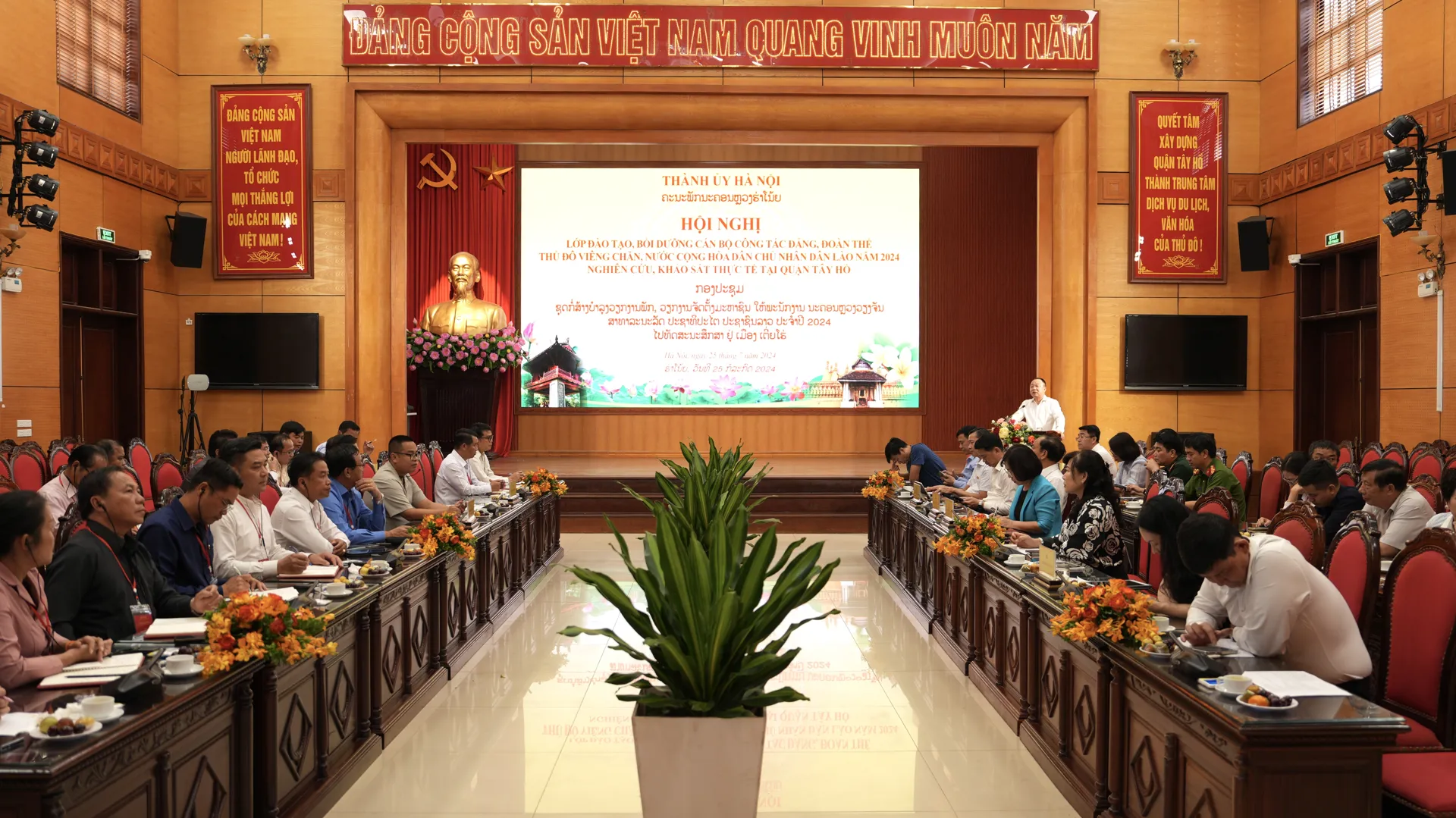 Quận Tây Hồ trao đổi kinh nghiệm phát triển Đảng với đoàn cán bộ Viêng Chăn