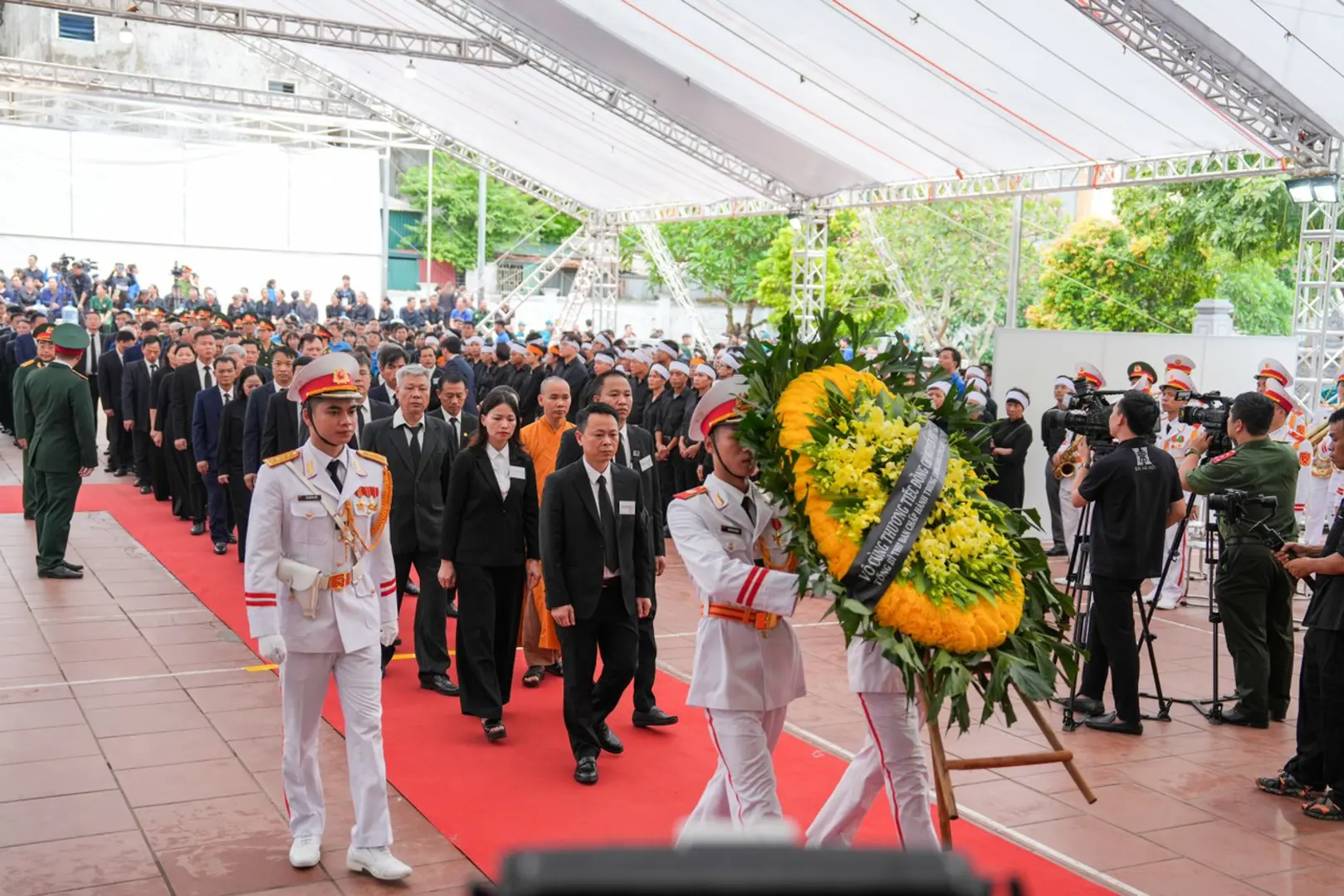 Lãnh đạo TP Hà Nội và người dân viếng Tổng Bí thư Nguyễn Phú Trọng tại quê nhà