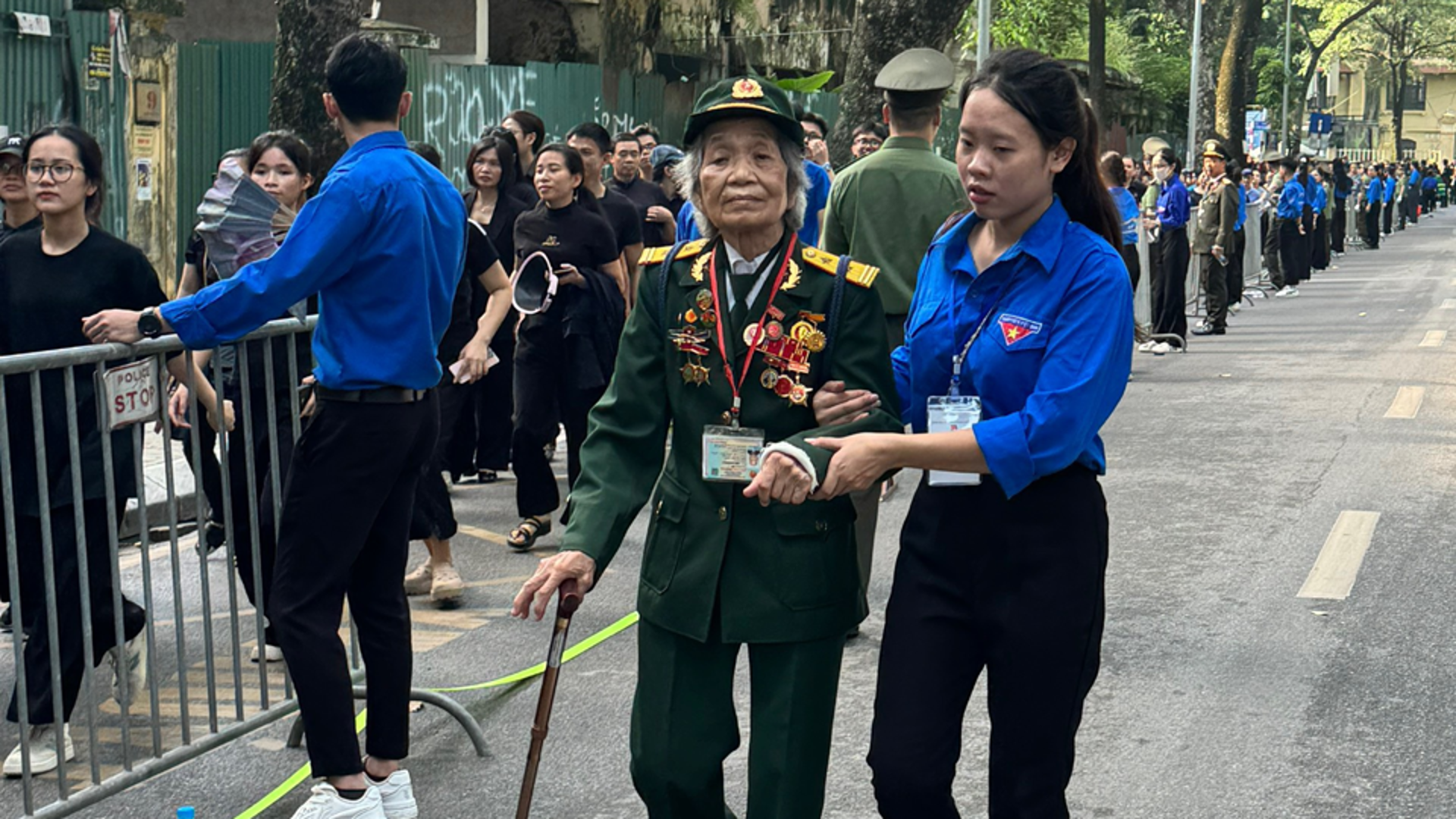 Thanh niên tình nguyện hỗ trợ Lễ Quốc tang bằng niềm vinh dự, lòng biết ơn