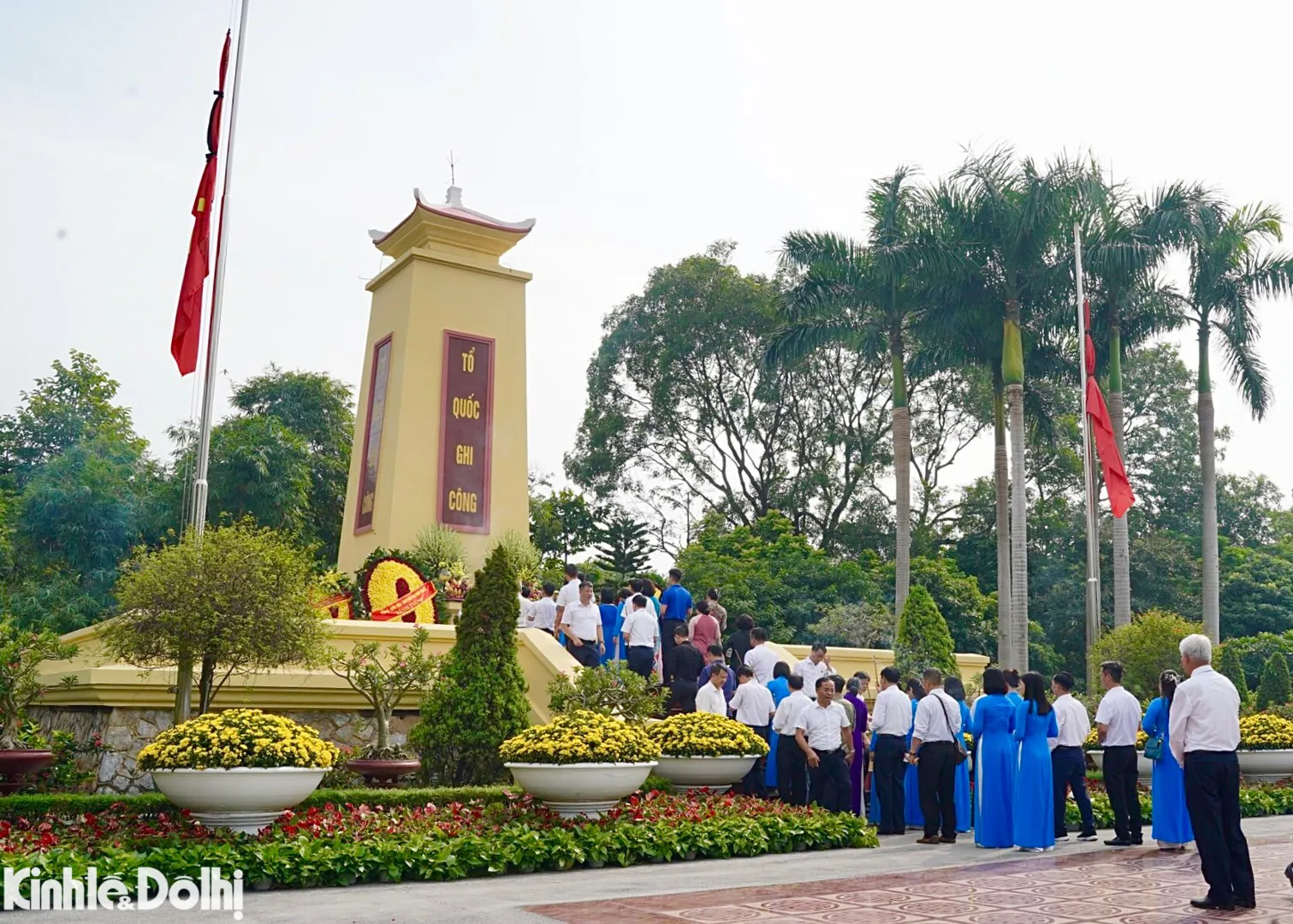 Người dân thắp hương tưởng nhớ các anh hùng liệt sĩ tại Nghĩa trang Mai Dịch