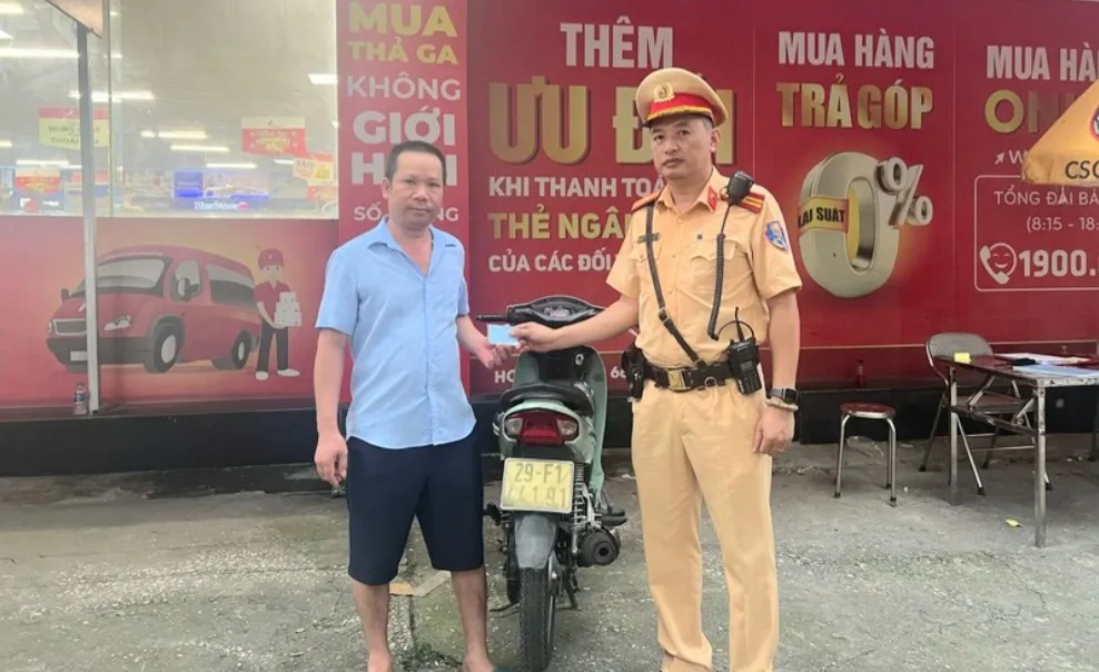 Người đàn ông ở Tây Hồ bất ngờ nhận lại xe máy bị mất trộm
