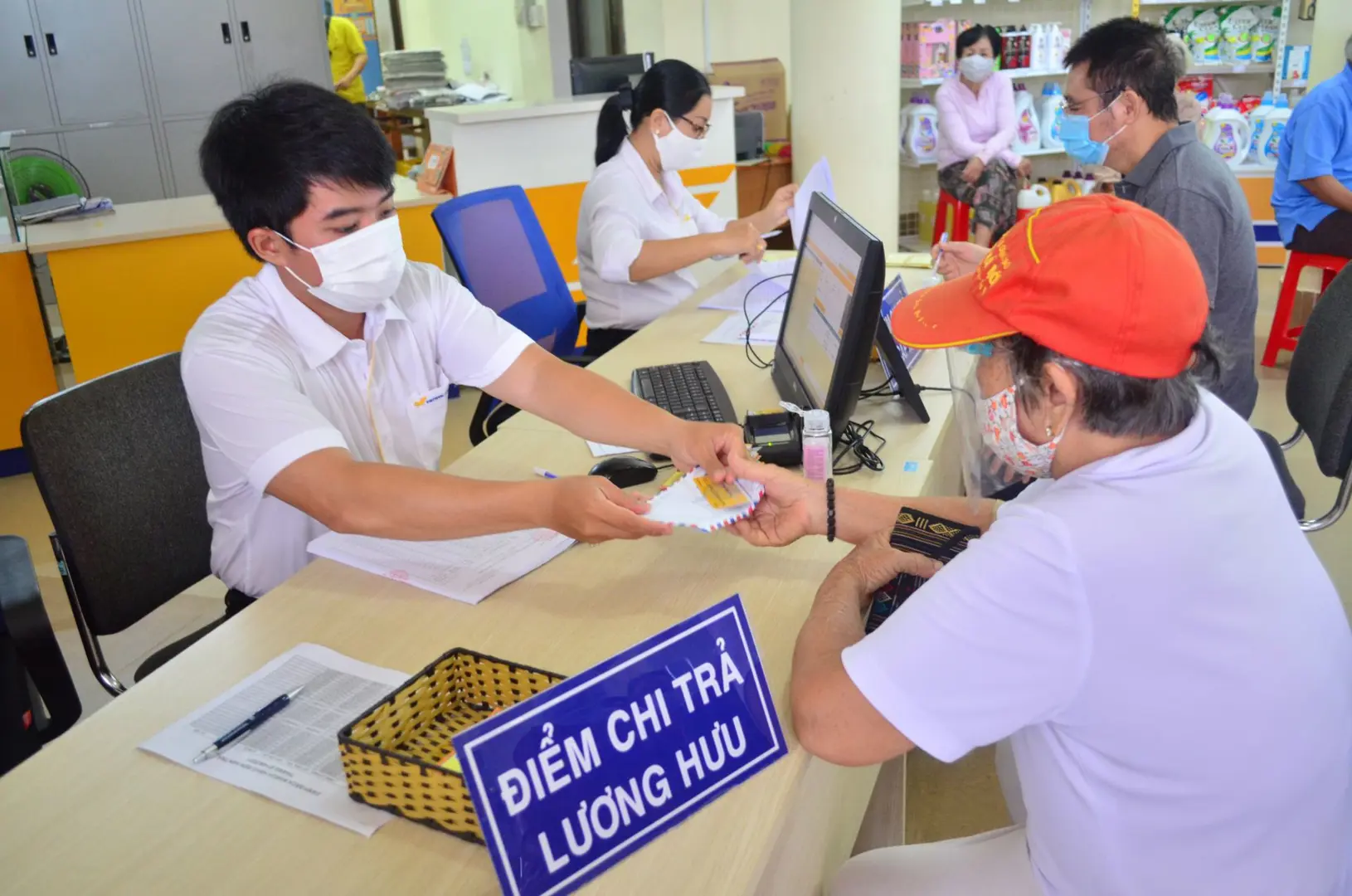 Sửa đối tượng cán bộ lãnh đạo, quản lý được nghỉ hưu ở tuổi cao hơn