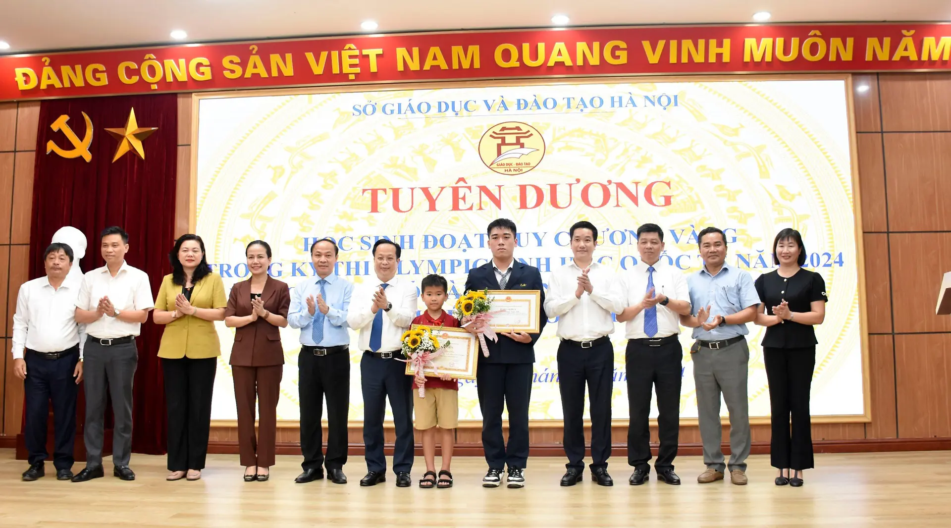 Hà Nội tuyên dương, khen thưởng hai học sinh có thành tích đặc biệt