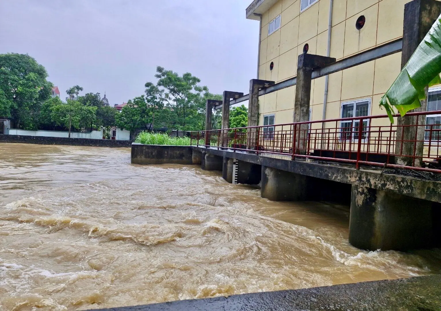 Hà Nội: ngành thuỷ lợi “căng mình” ứng phó úng ngập