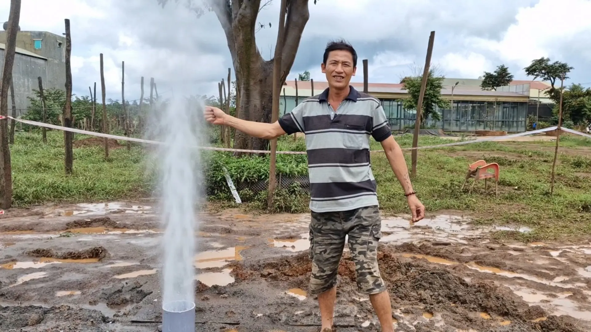 Gia Lai: giếng khoan thổi khí kèm bụi nước, cát, sỏi lên cao hàng chục mét