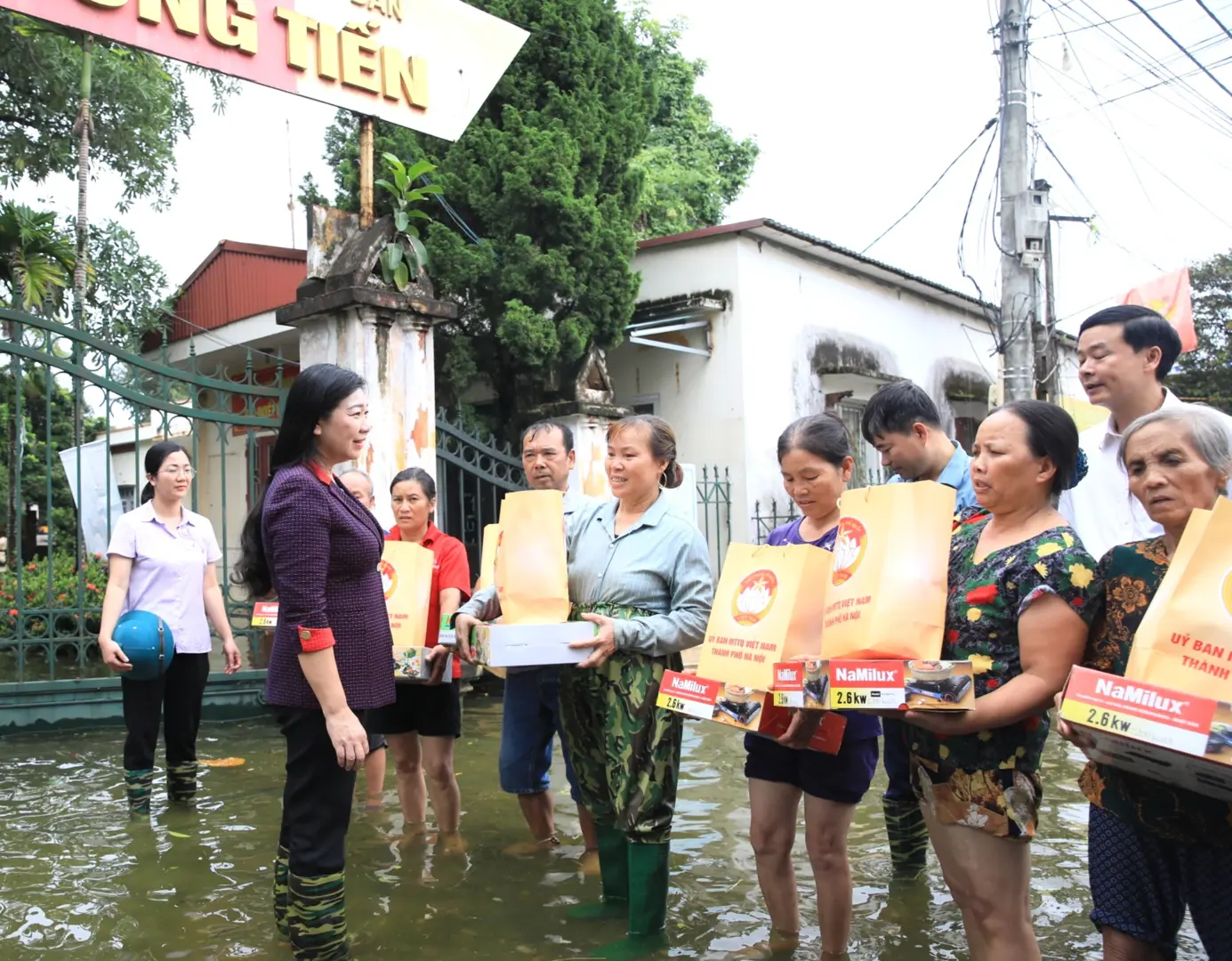 Hà Nội: lãnh đạo MTTQ TP thăm, tặng quà người dân vùng "rốn lũ" Chương Mỹ