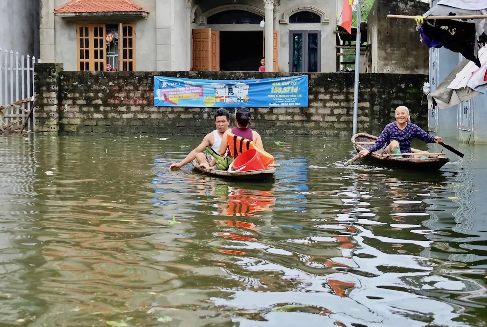 Hà Nội: Mực nước các sông vượt mức báo động, nguy cơ ngập lụt khó lường