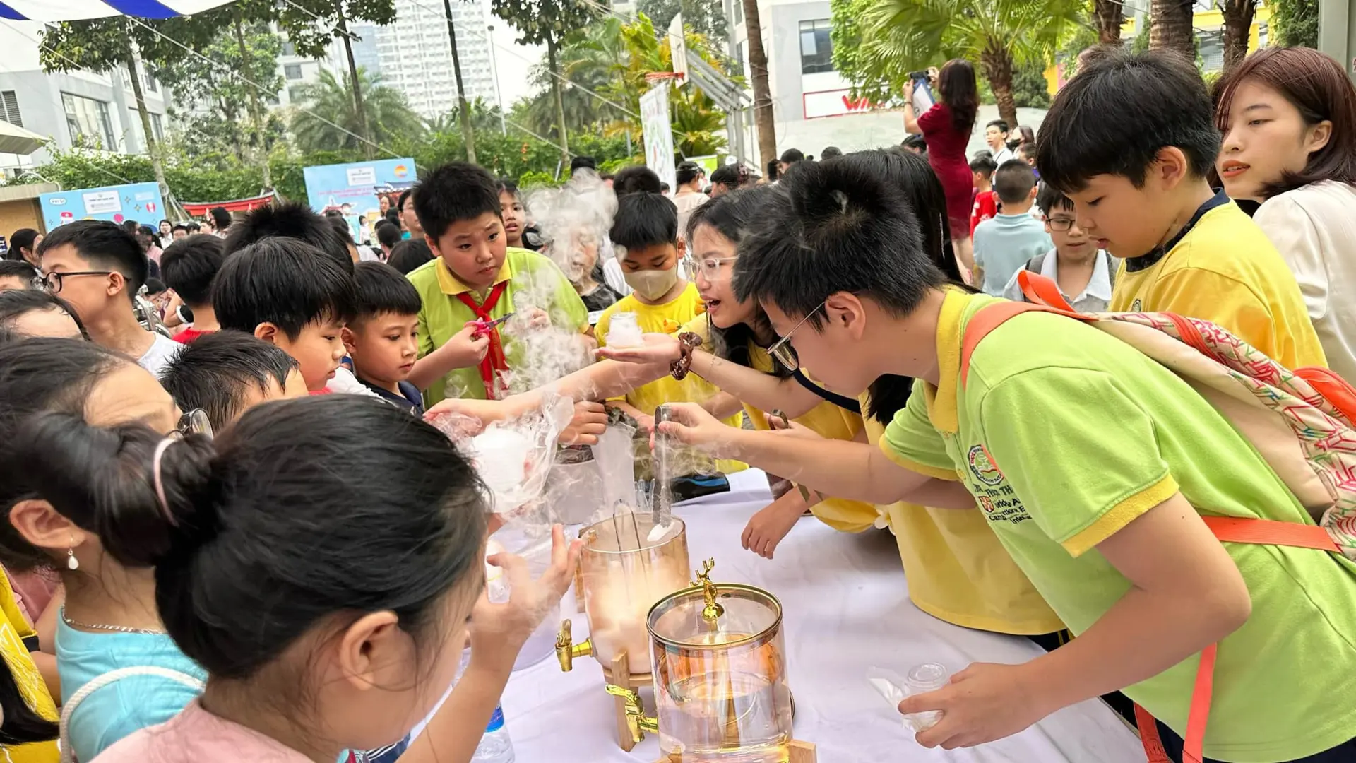 Cần tách bạch để xem xét kiến nghị “nhân viên trường học thành nhà giáo”