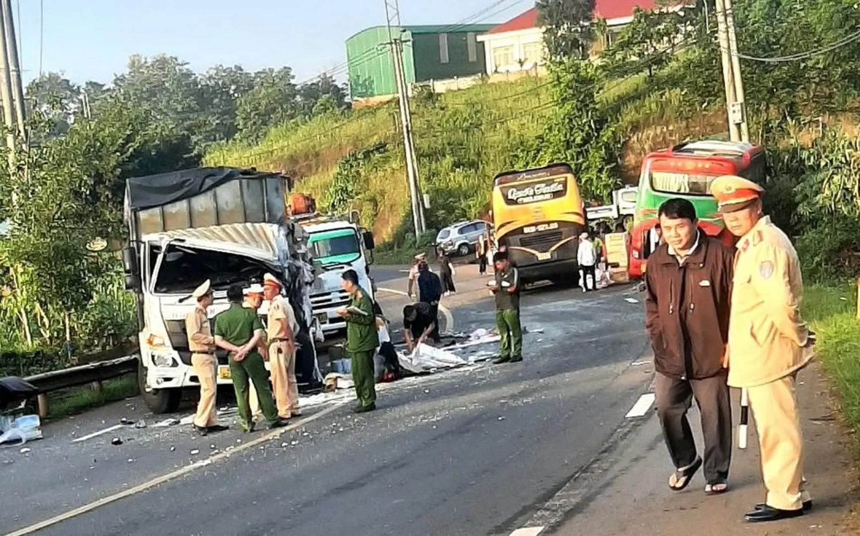 Tai nạn giao thông mới nhất 6/8/2024: hốt hoảng cảnh thanh niên rơi xuống cao tốc