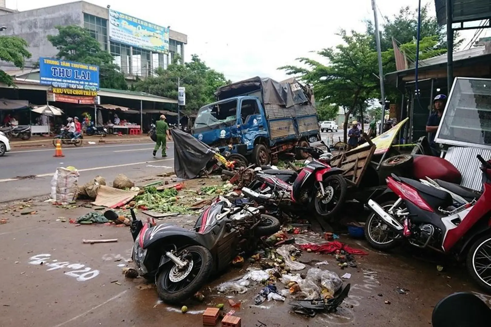 Cần cương quyết chấn chỉnh chợ họp ven đường