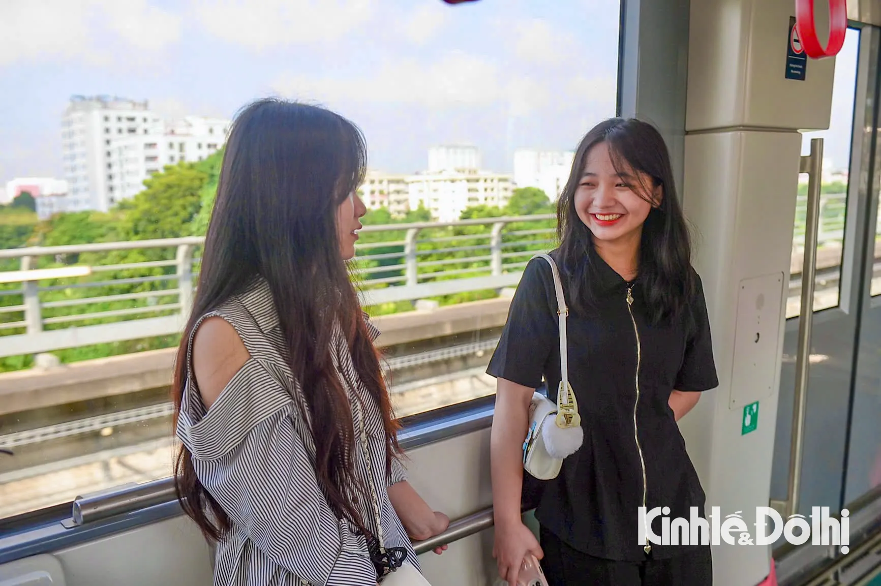 Giới trẻ đổ xô checkin tàu điện Nhổn – Ga Hà Nội