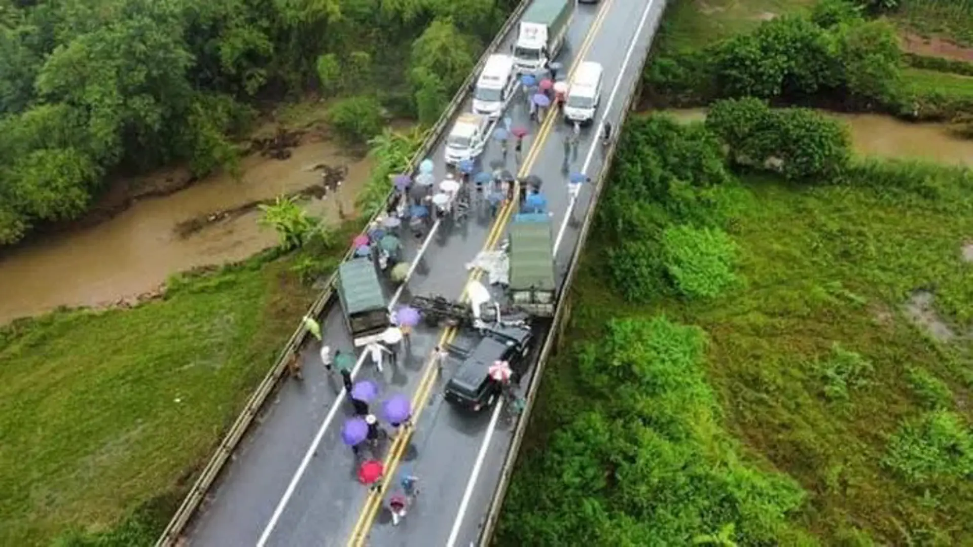 Ô tô tông liên hoàn trên cao tốc Nội Bài-Lào Cai, 2 người thương vong