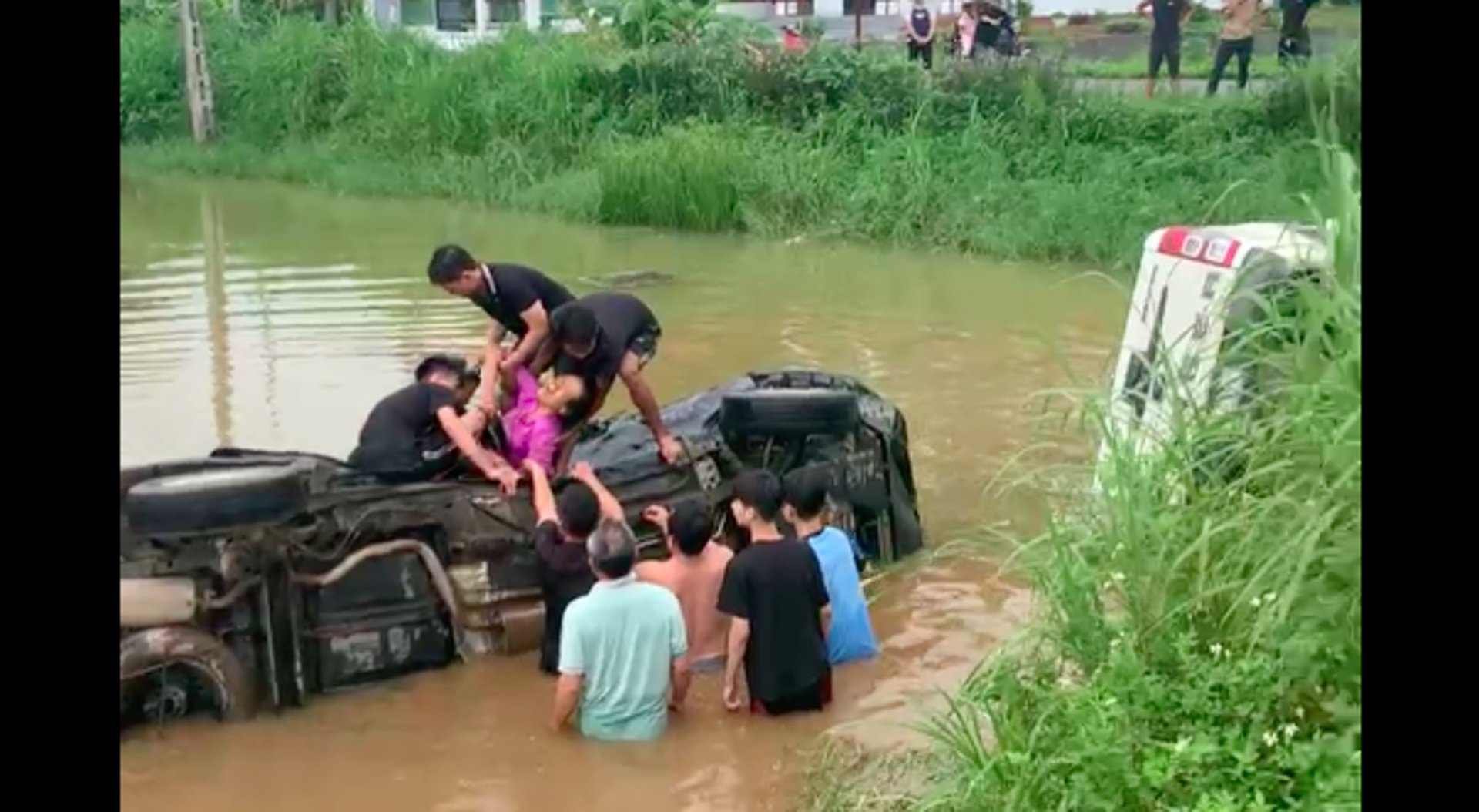 Tai nạn giao thông mới nhất 13/8/2024: thoát chết khi 2 ô tô lật xuống ao