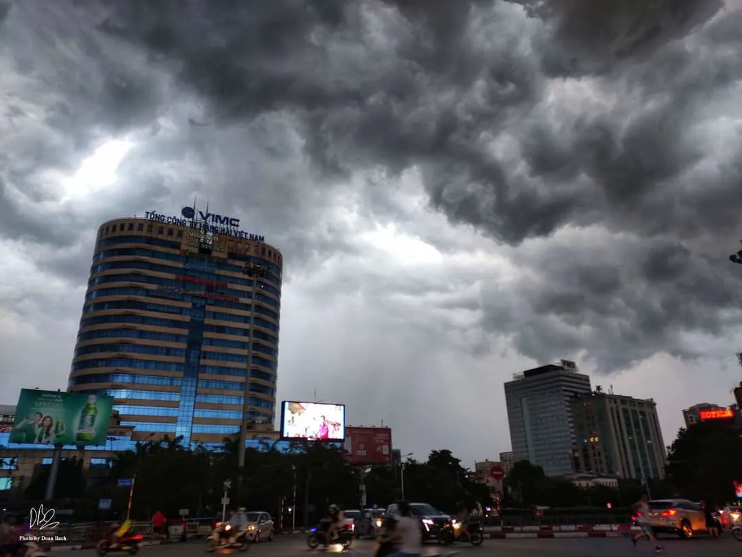 Cảnh báo mưa lớn, dông, lốc khu vực nội thành Hà Nội