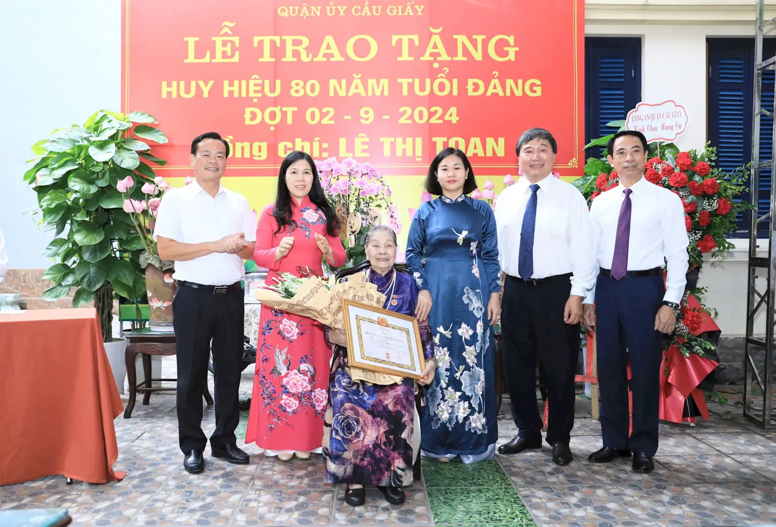 Lãnh đạo TP Hà Nội trao Huy hiệu 80 năm tuổi Đảng tại quận Cầu Giấy