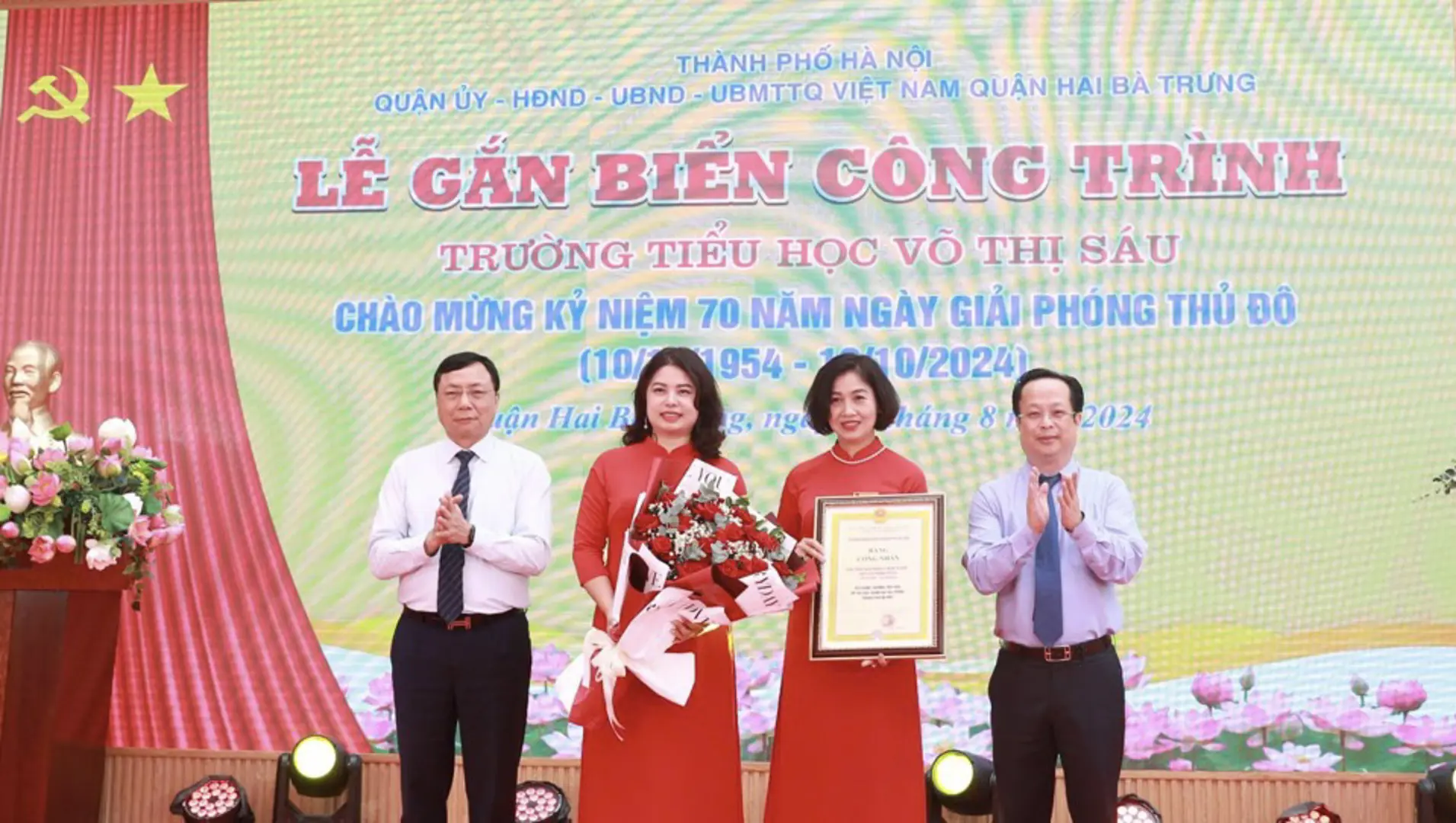 Gắn biển công trình trường tiểu học mừng kỷ niệm 70 năm Giải phóng Thủ đô