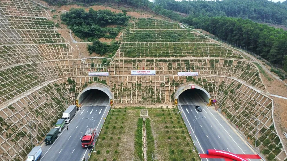 Thêm 2 gói thầu về tay, cổ phiếu Đèo Cả thăng hoa