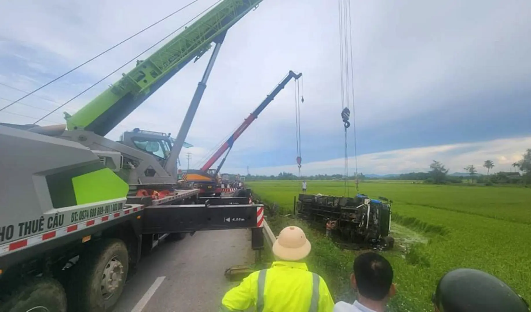 Hà Tĩnh: nỗ lực giải cứu xe tải bị lật nghiêng dưới ruộng lúa