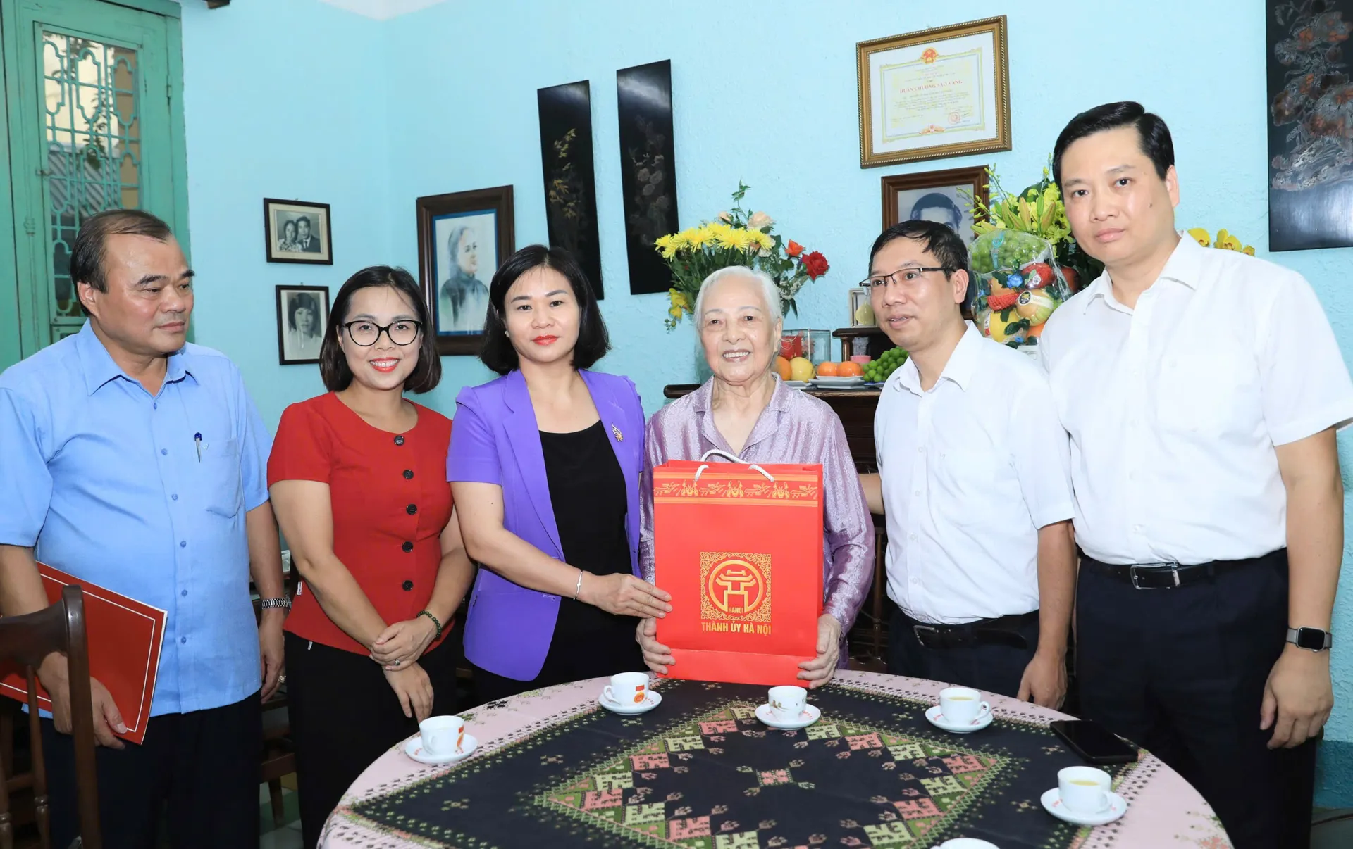 Lãnh đạo Thành phố Hà Nội thăm, tặng quà các lão thành cách mạng