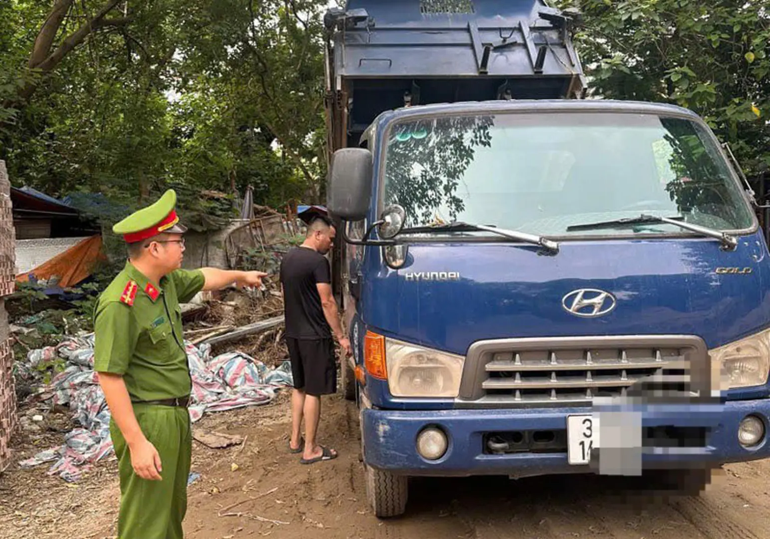 Tài xế xe tải đang đổ trộm phế thải ra môi trường gặp ngay cảnh sát