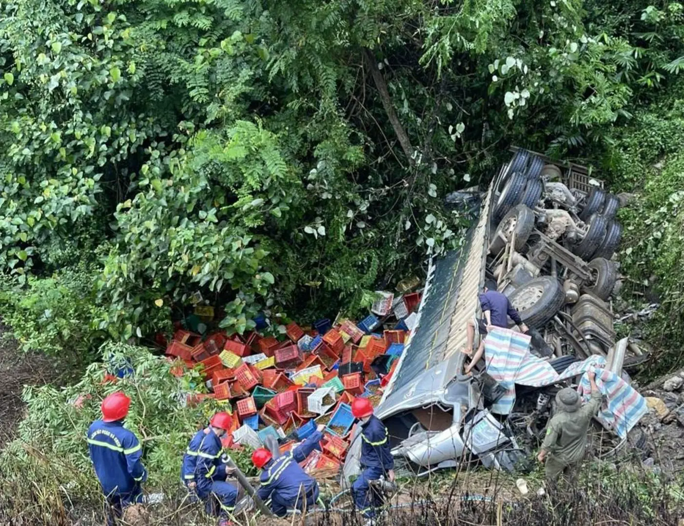 Tai nạn giao thông mới nhất 21/8/2024: Ôtô lao xuống vực, cắt cabin cứu phụ xe