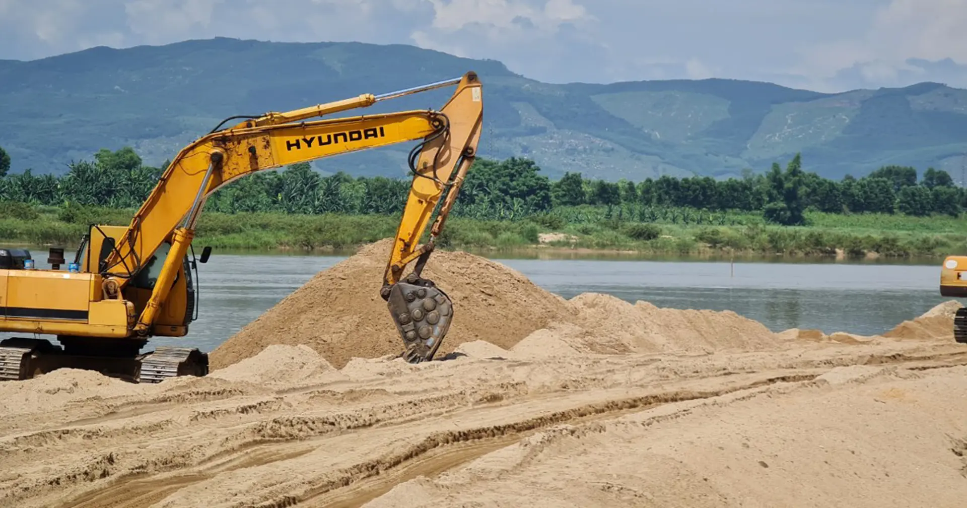 Hà Nội: giải tỏa bãi chứa vật liệu xây dựng ven sông hoạt động trái phép