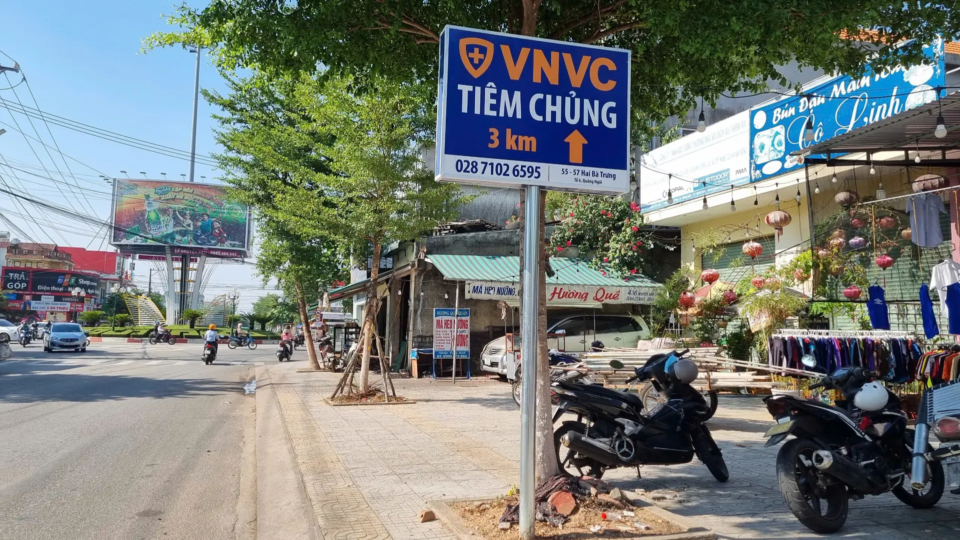 Loạt bảng quảng cáo VNVC tiêm chủng “đục” vỉa hè không xin phép