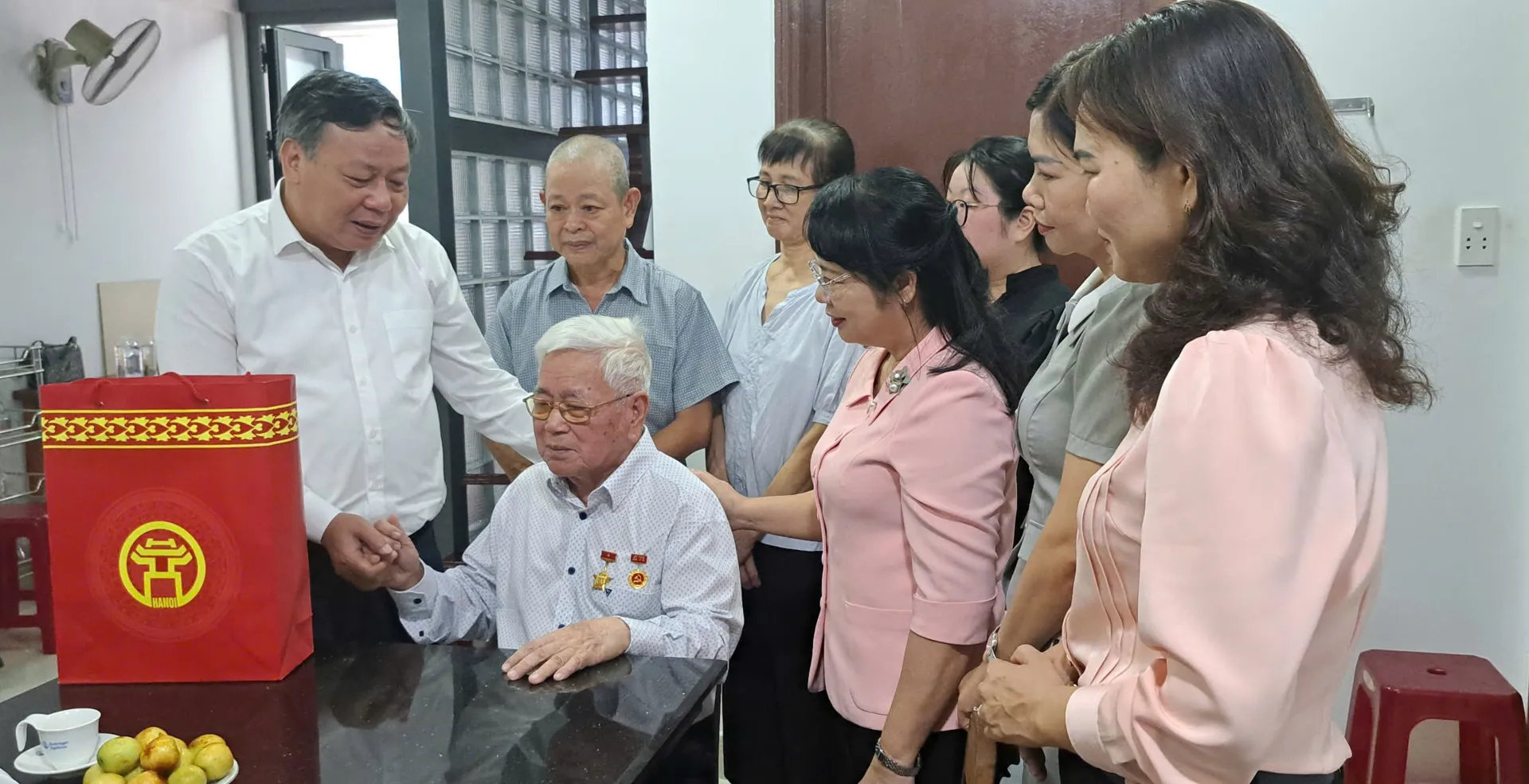 Phó Bí thư Thành ủy Hà Nội thăm các chiến sĩ Giải phóng Thủ đô