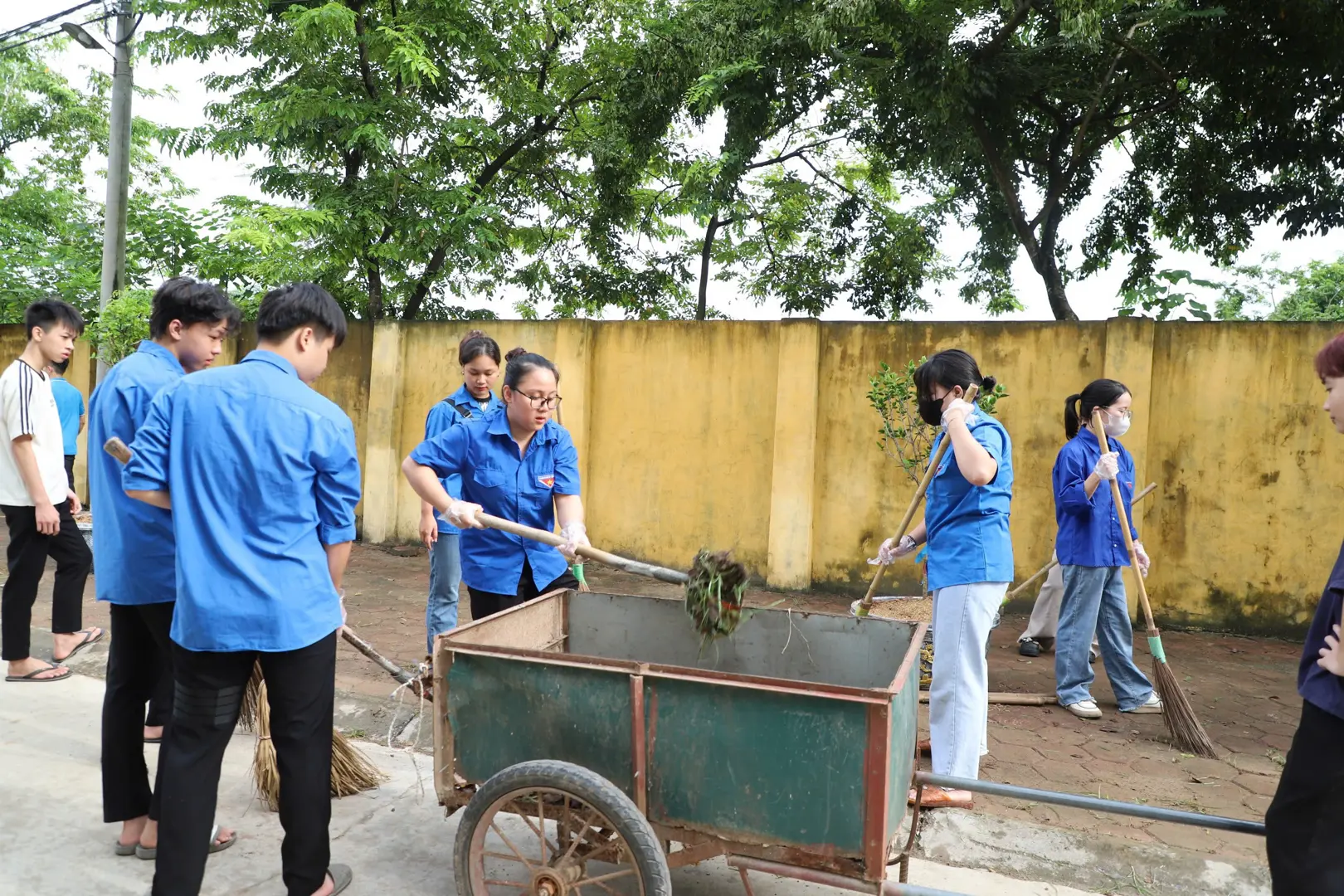 Huyện đoàn Thường Tín tổ chức chiến dịch tổng vệ sinh môi trường