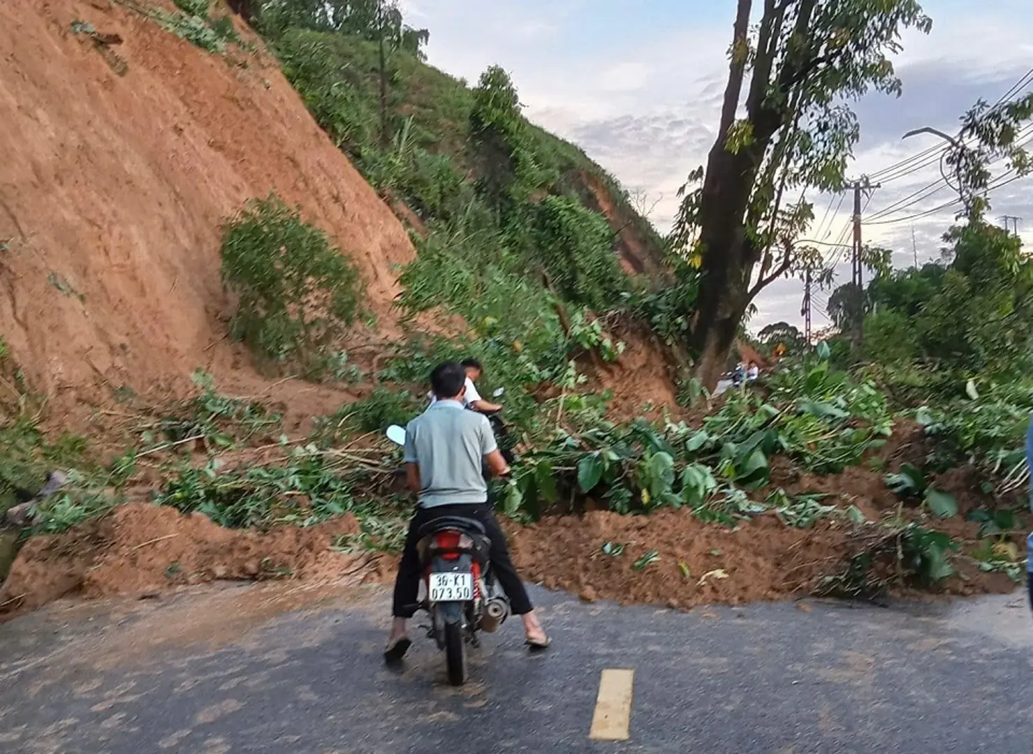  Thanh Hóa: quốc lộ 15C sạt lở, giao thông tê liệt nhiều giờ