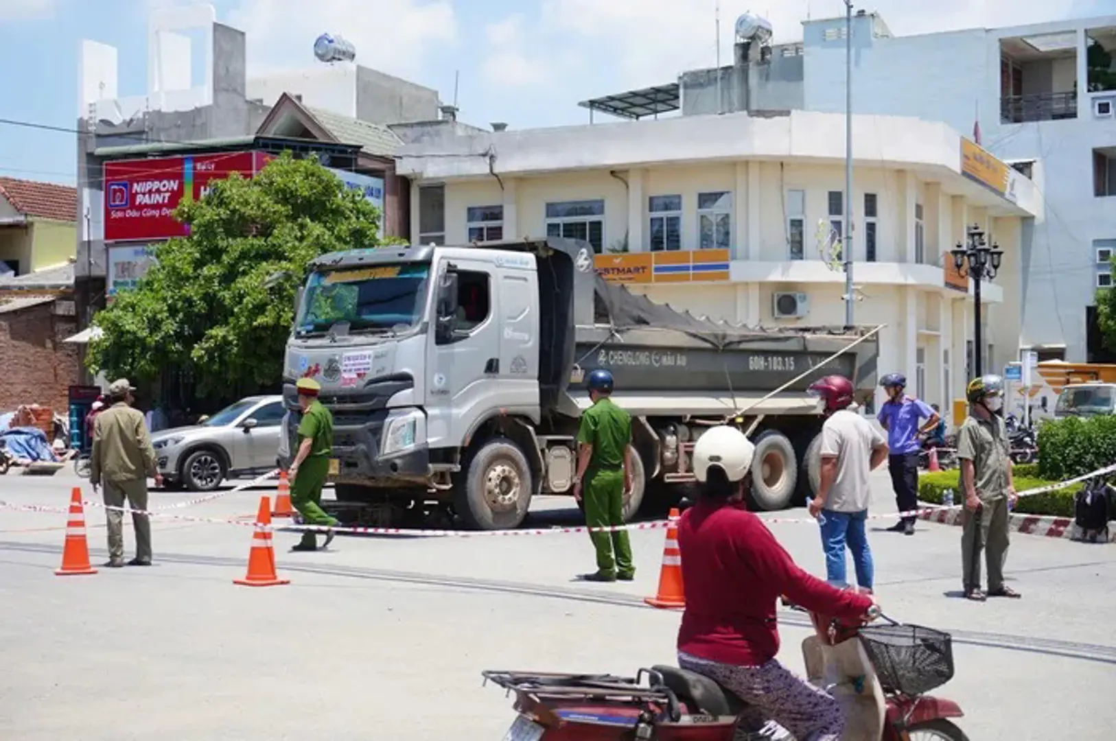 Tai nạn giao thông mới nhất 27/8/2024: mất mạng khi bị cuốn vào gầm xe tải