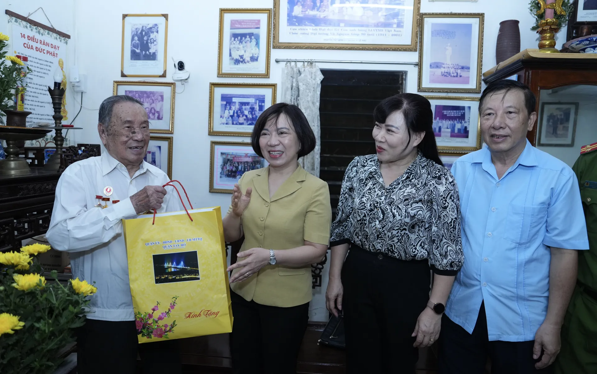 Lãnh đạo quận Tây Hồ thăm tặng quà gia đình chính sách tiêu biểu dịp 2/9