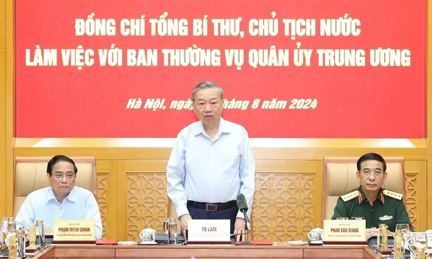 Tổng Bí thư, Chủ tịch nước: Quân đội phải được quan tâm xây dựng vững mạnh