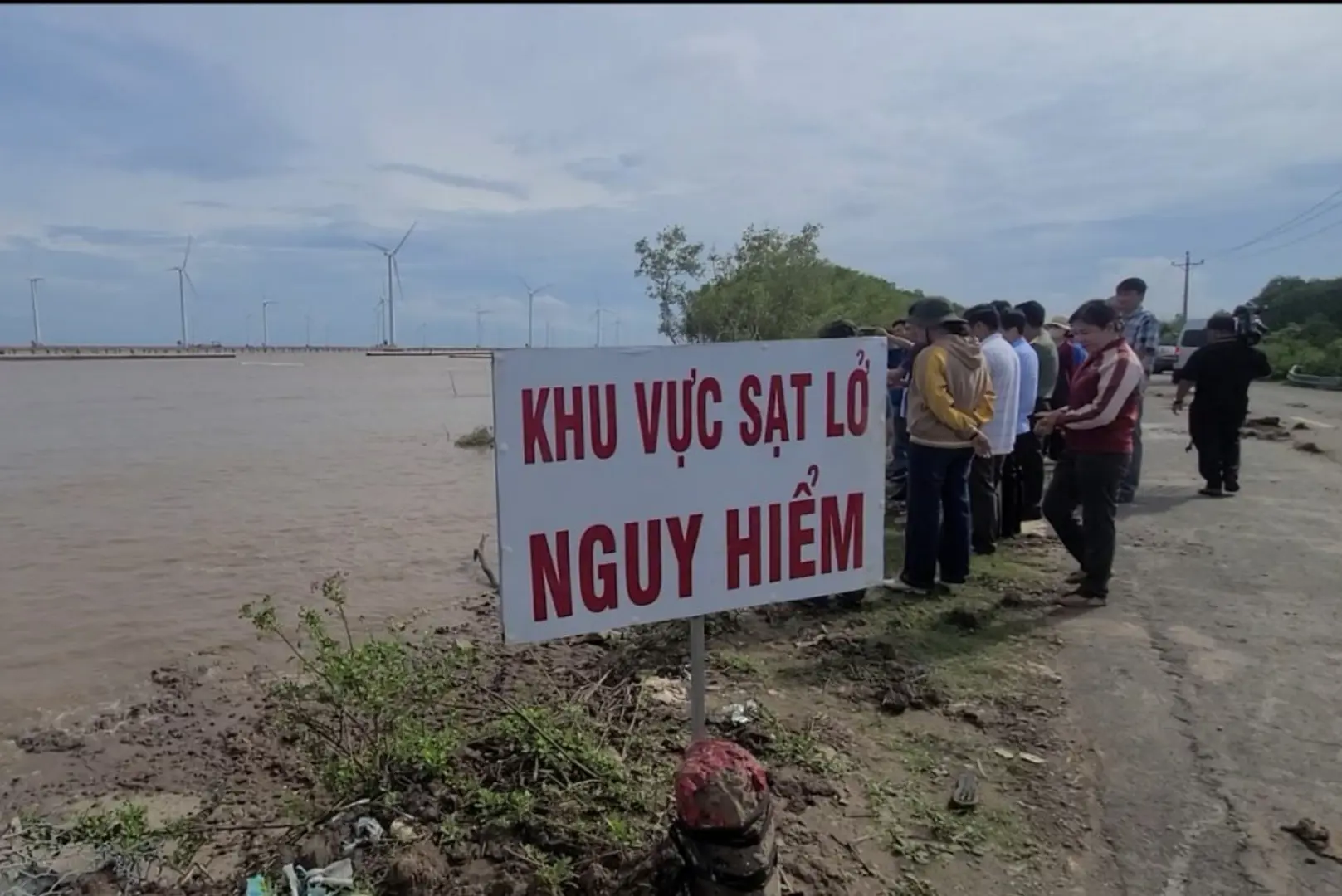 Bạc Liêu khẩn cấp chống sạt lở đê phía biển