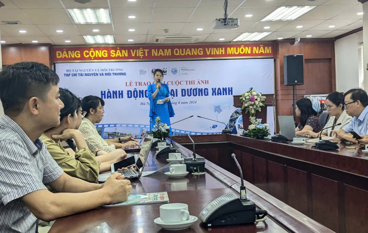 Trao giải Cuộc thi ảnh “Hành động vì đại dương xanh”.