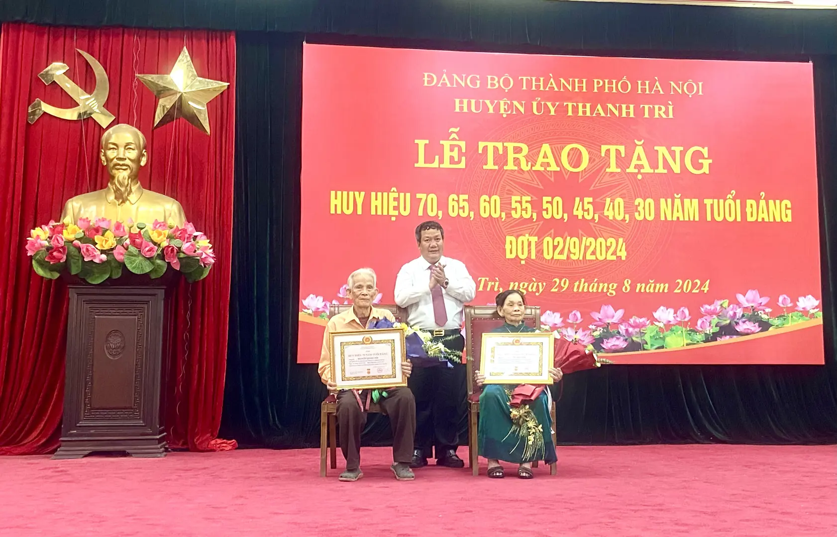 Huyện Thanh Trì: 247 Đảng viên được trao Huy hiệu Đảng đợt 2/9