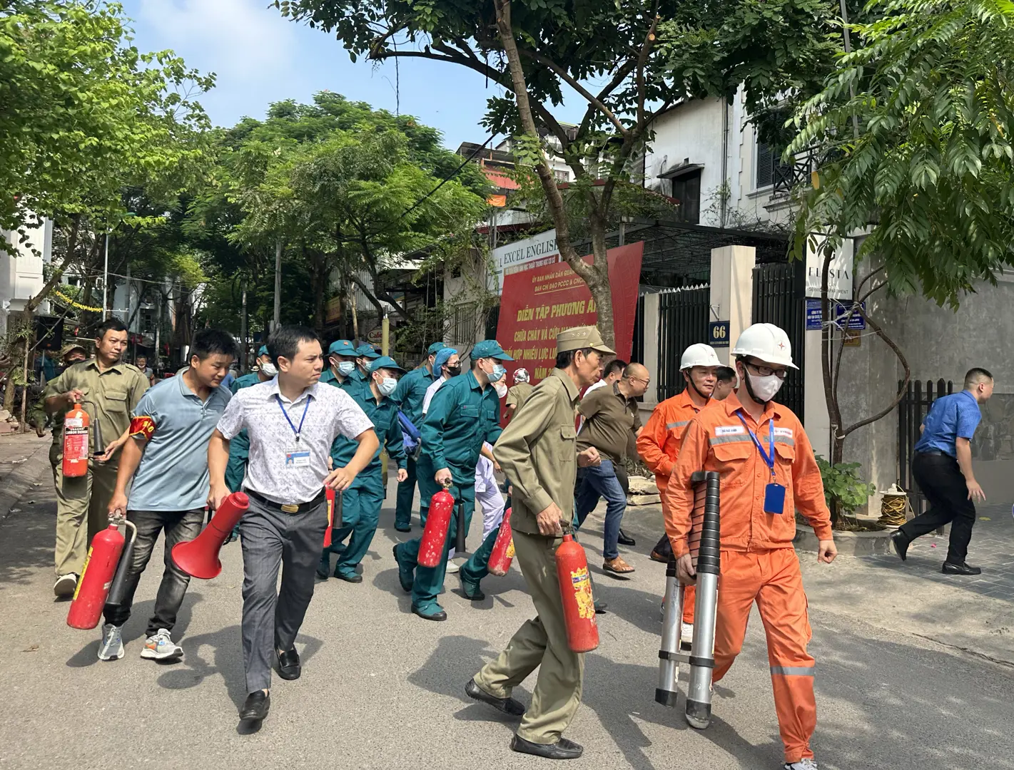 Quận Ba Đình: 200 cán bộ diễn tập chữa cháy tại nhà cho thuê để ở