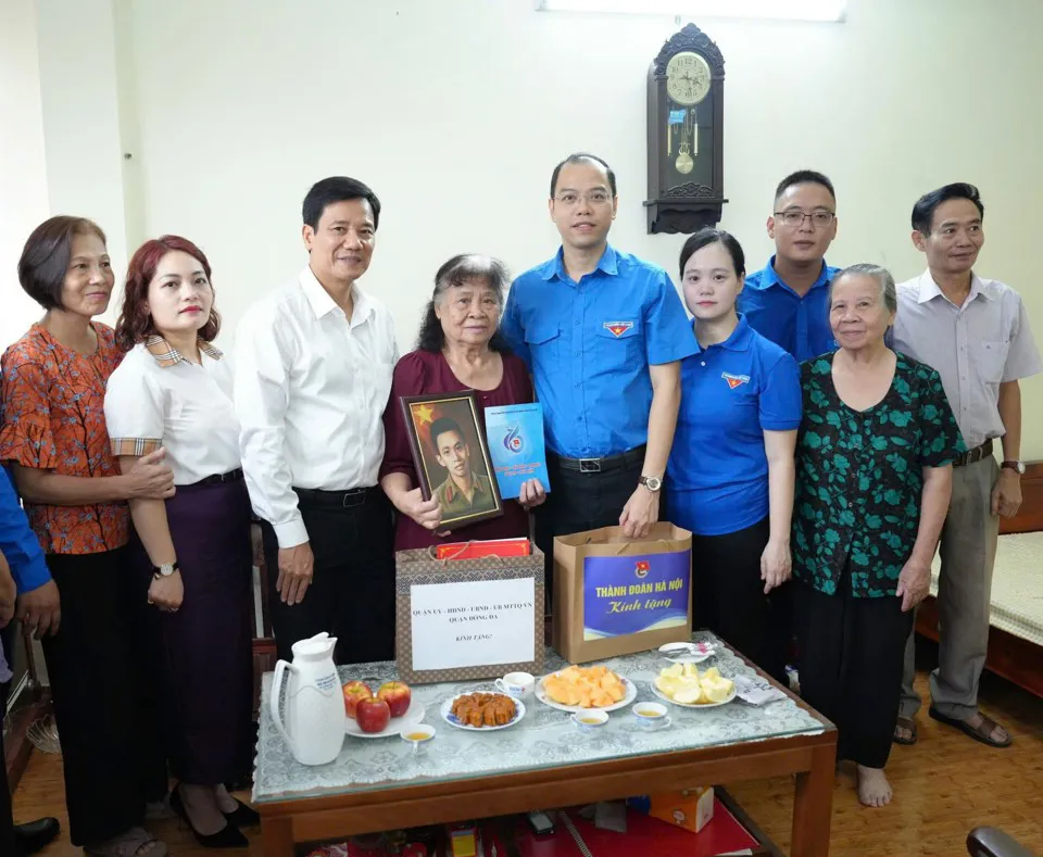 Trao tặng ảnh phục dựng của liệt sĩ về với gia đình