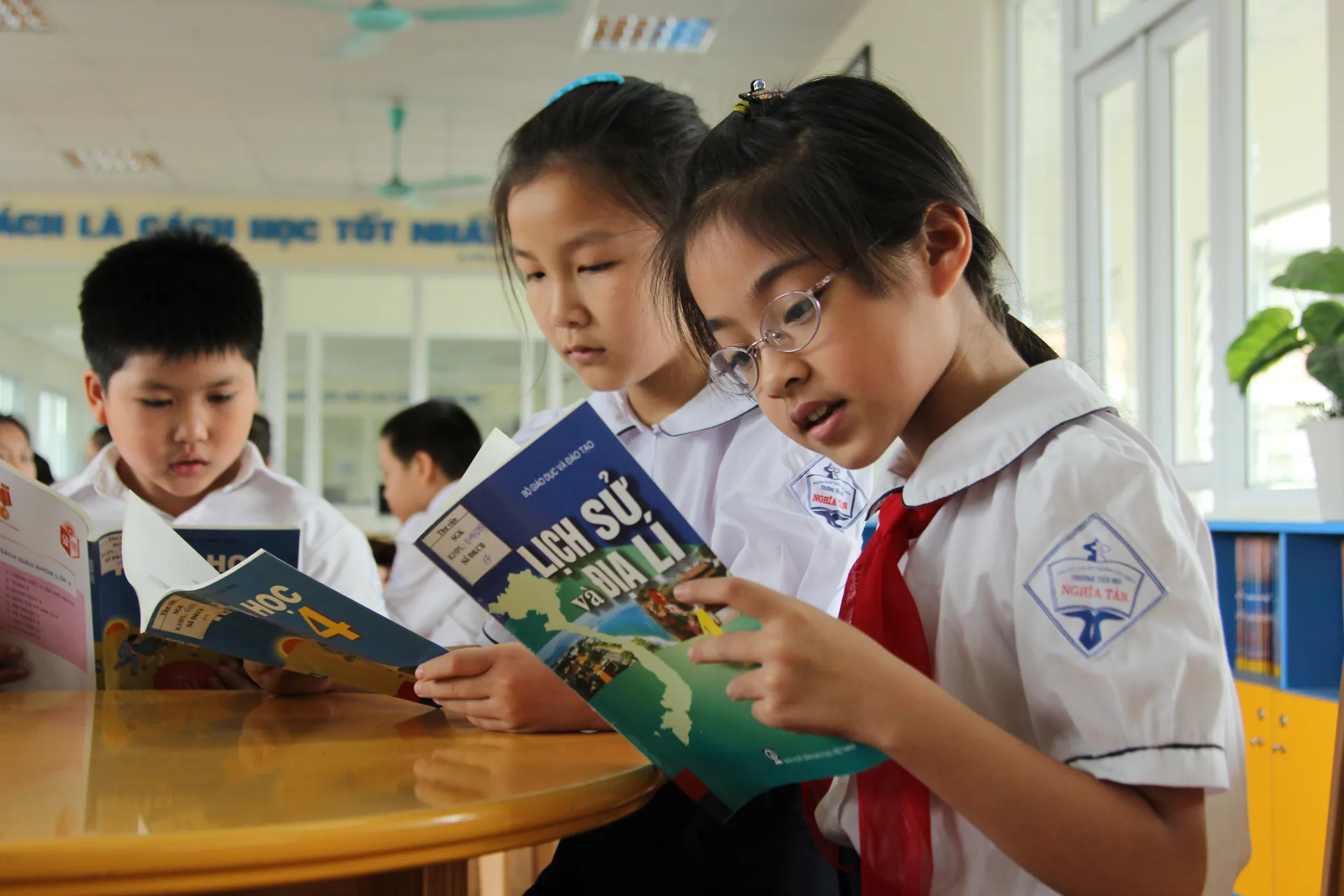 Từ tấm thẻ thư viện...