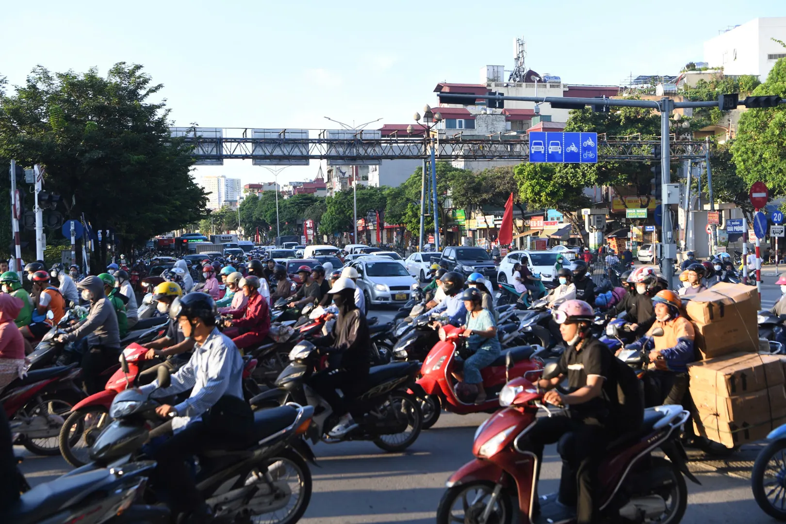 Hàng triệu người dân nườm nượp rời Thủ đô, các tuyến đường cửa ngõ ùn tắc