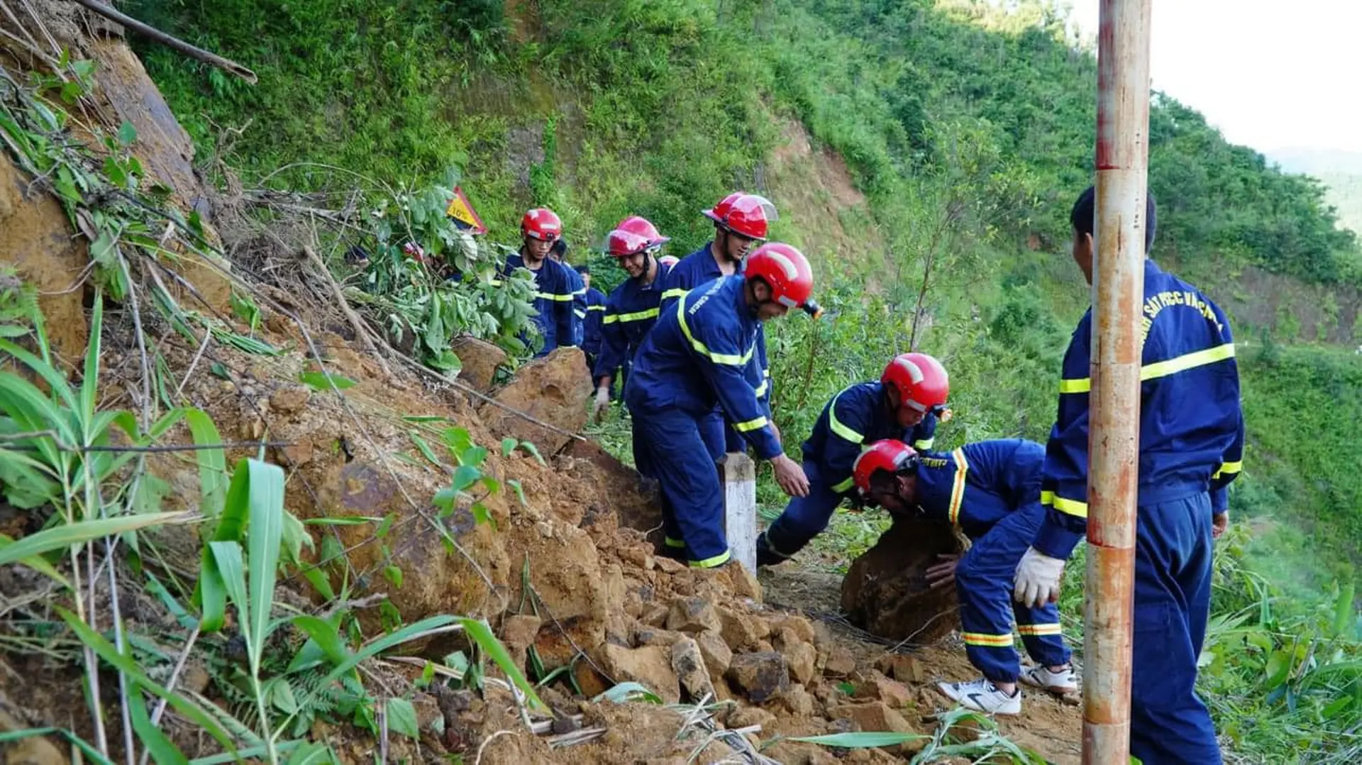 Tai nạn giao thông mới nhất 3/9/2024: xe lao xuống vực, người phụ nữ tử vong