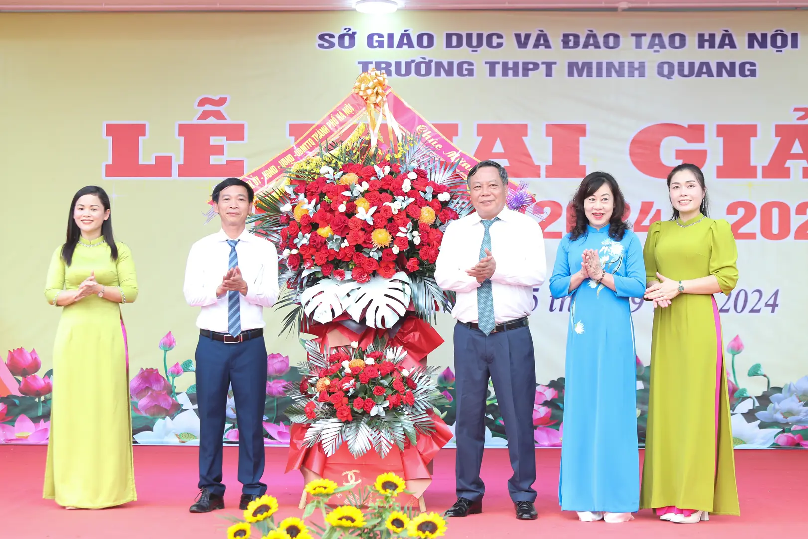 Phó Bí thư Thành ủy Nguyễn Văn Phong dự lễ khai giảng tại Trường THPT Minh Quang